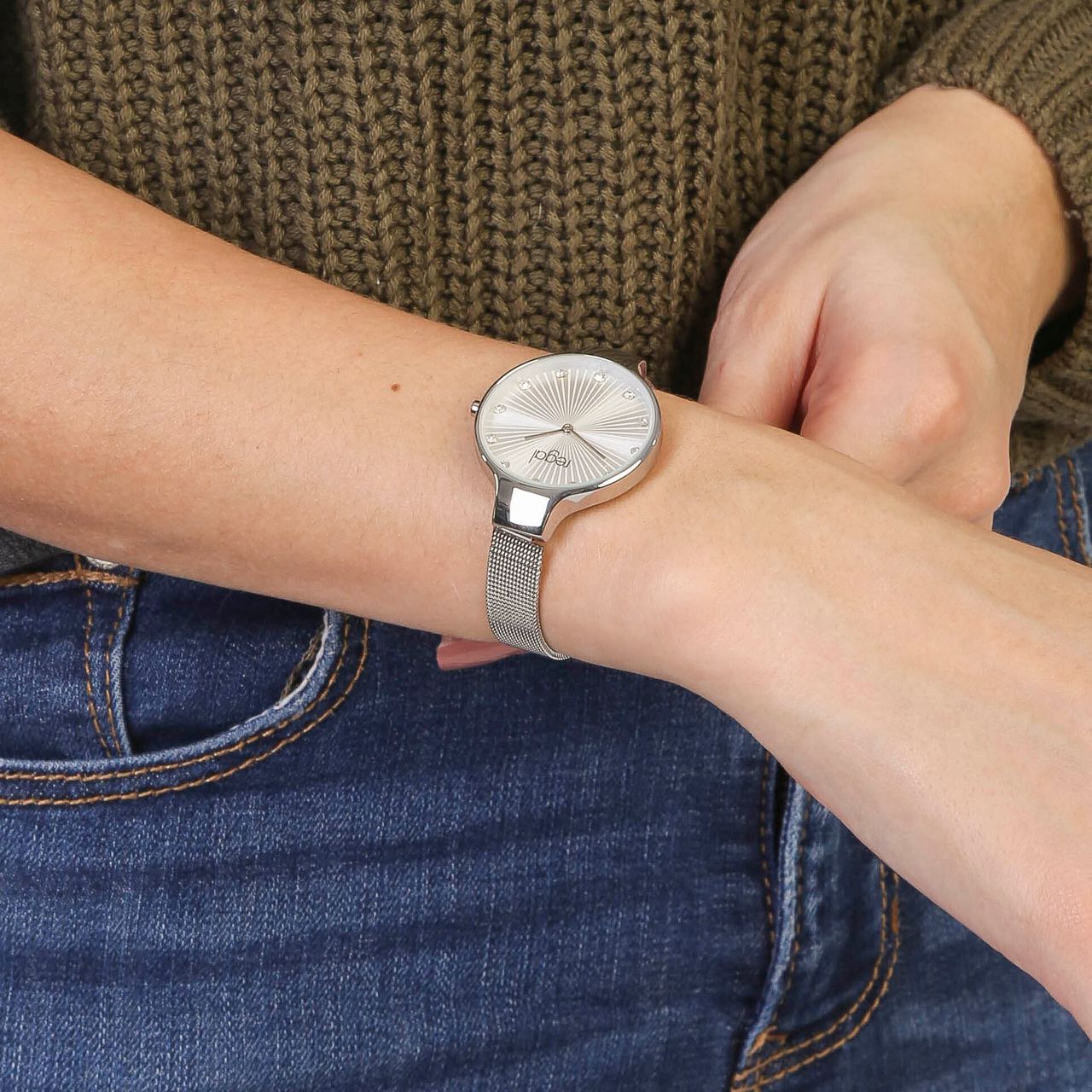 Regal horloge met zilverkleurige band