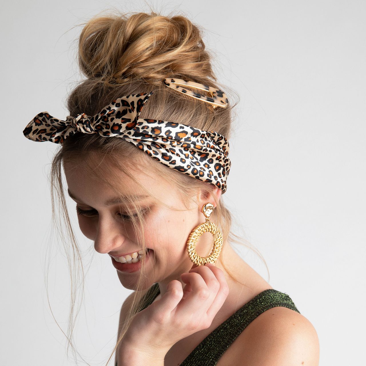 Goudkleurige byoux oorbellen met rotan