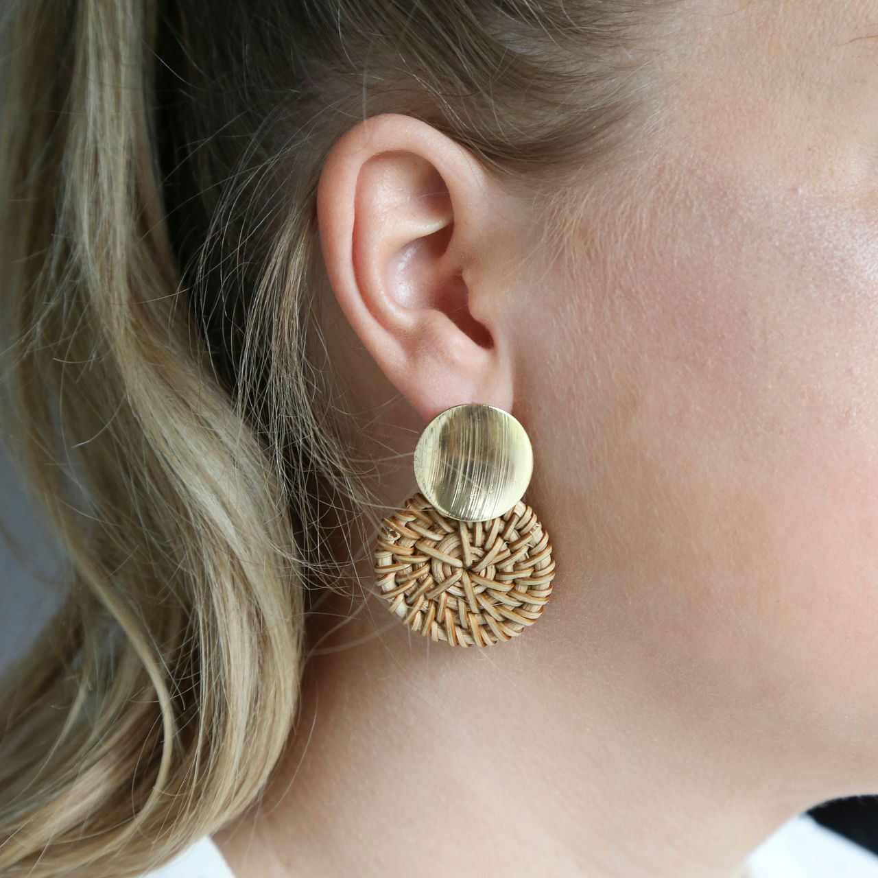 Goudkleurige byoux oorbellen met rotan