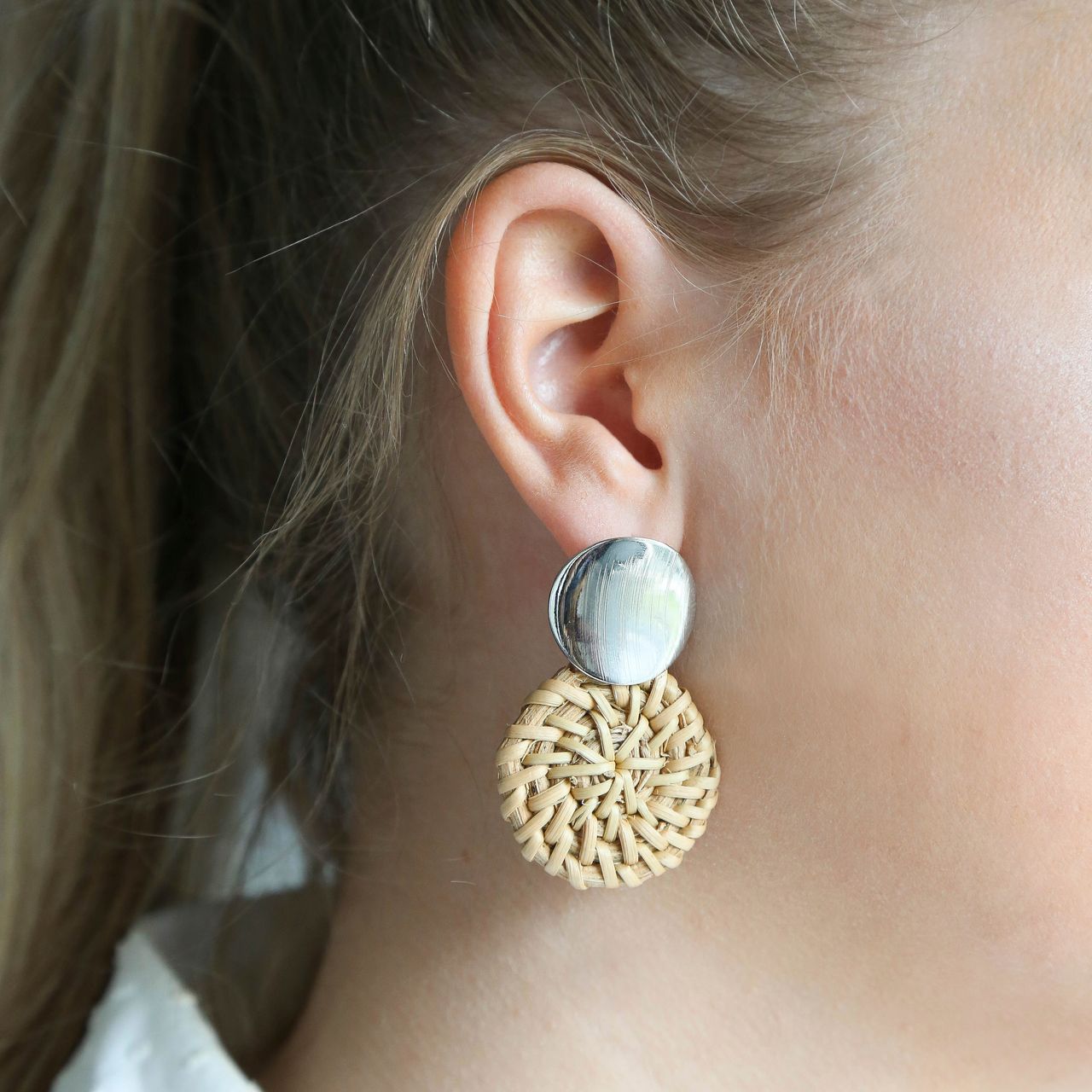 Zilverkleurige byoux oorbellen met rotan