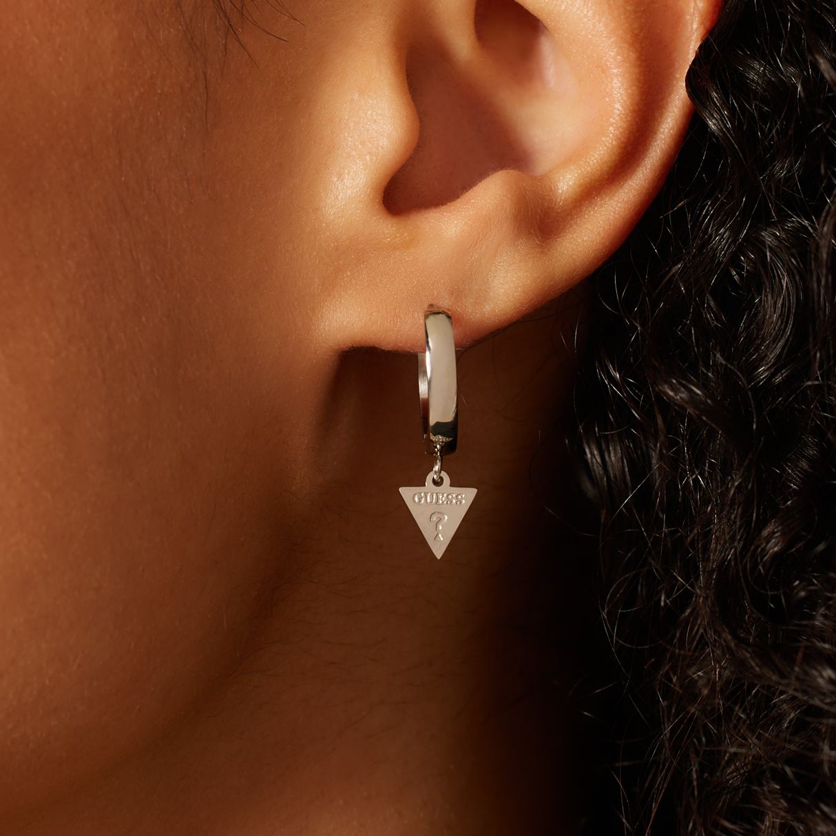 Guess stainless steel oorringen triangle 15mm voor dames