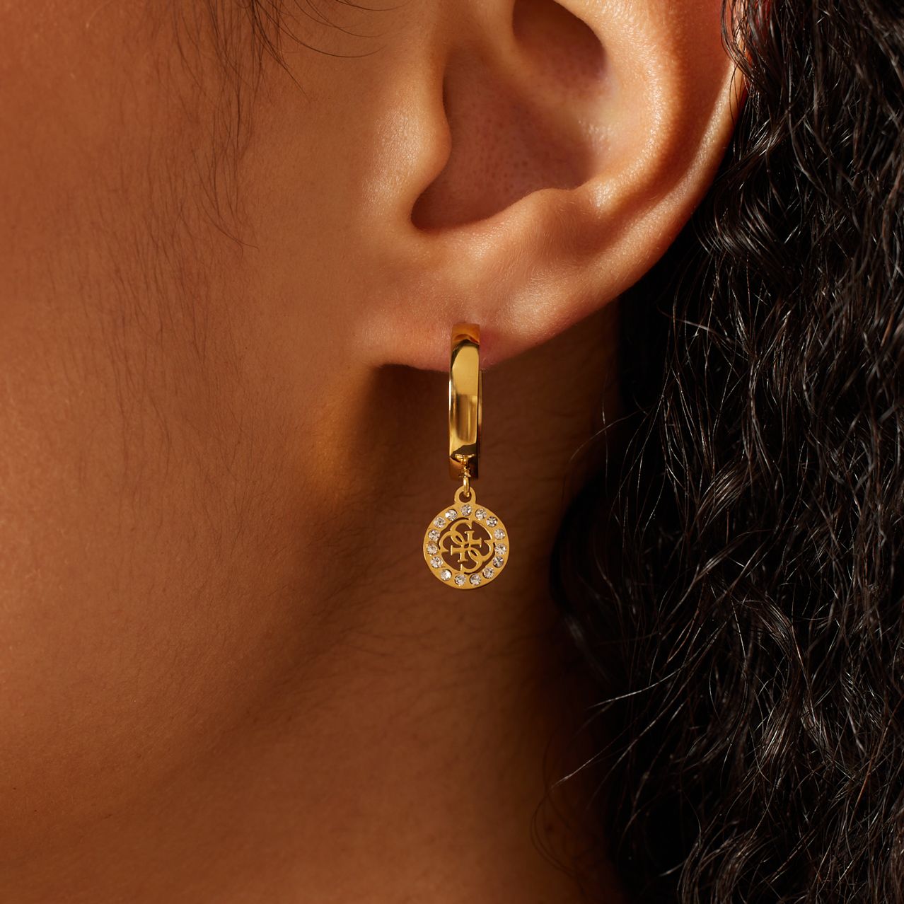 Guess stalen goldplated oorringhangers met kristal voor dames