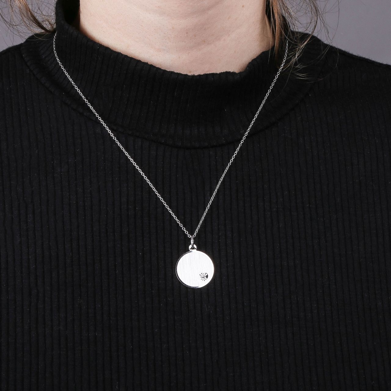 Zilveren hanger rond L met zirkonia