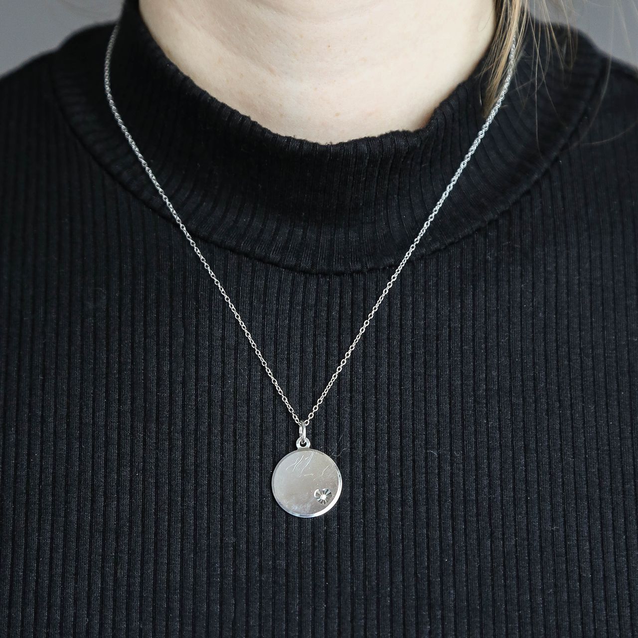 Zilveren hanger rond L met zirkonia