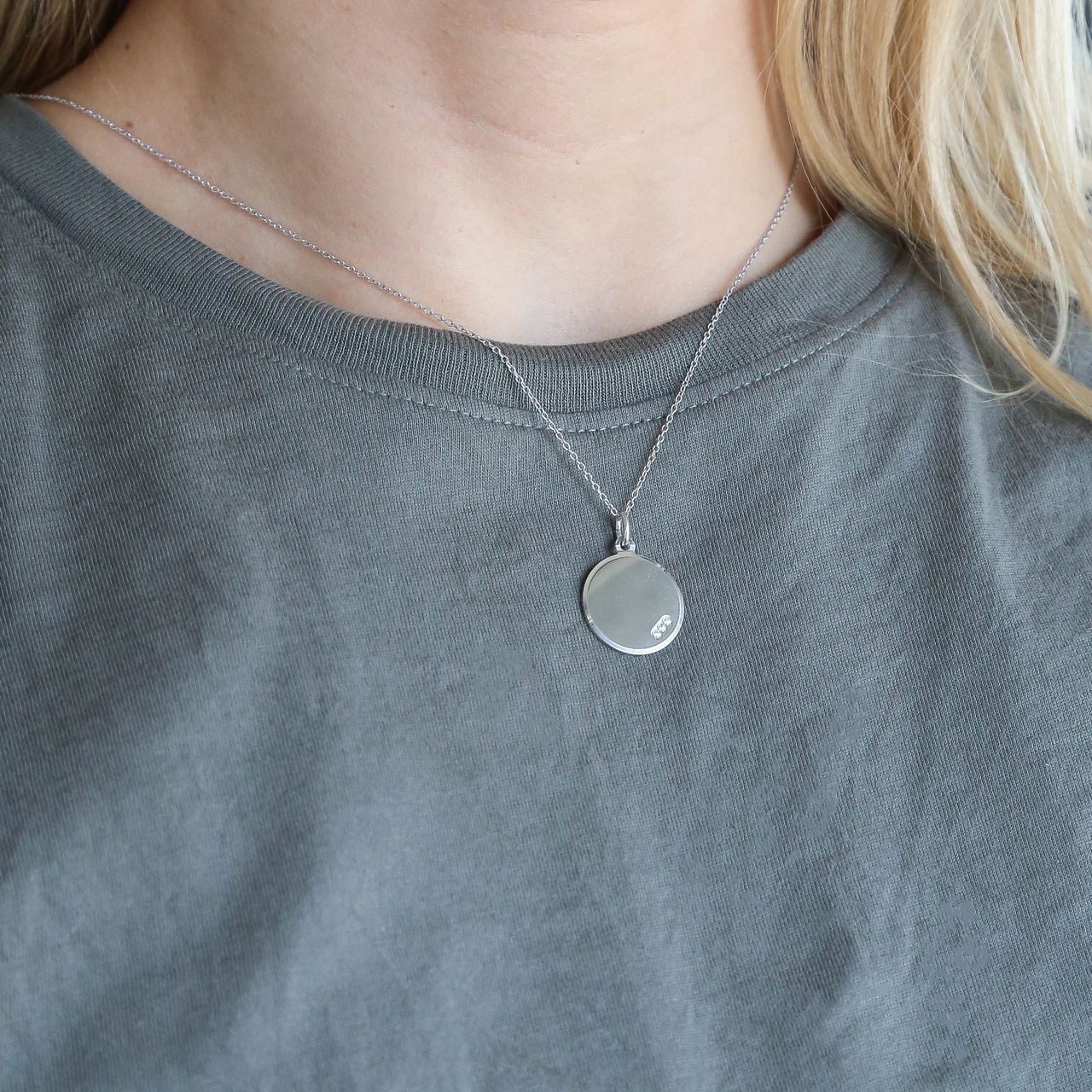 Zilveren hanger rond L met zirkonia