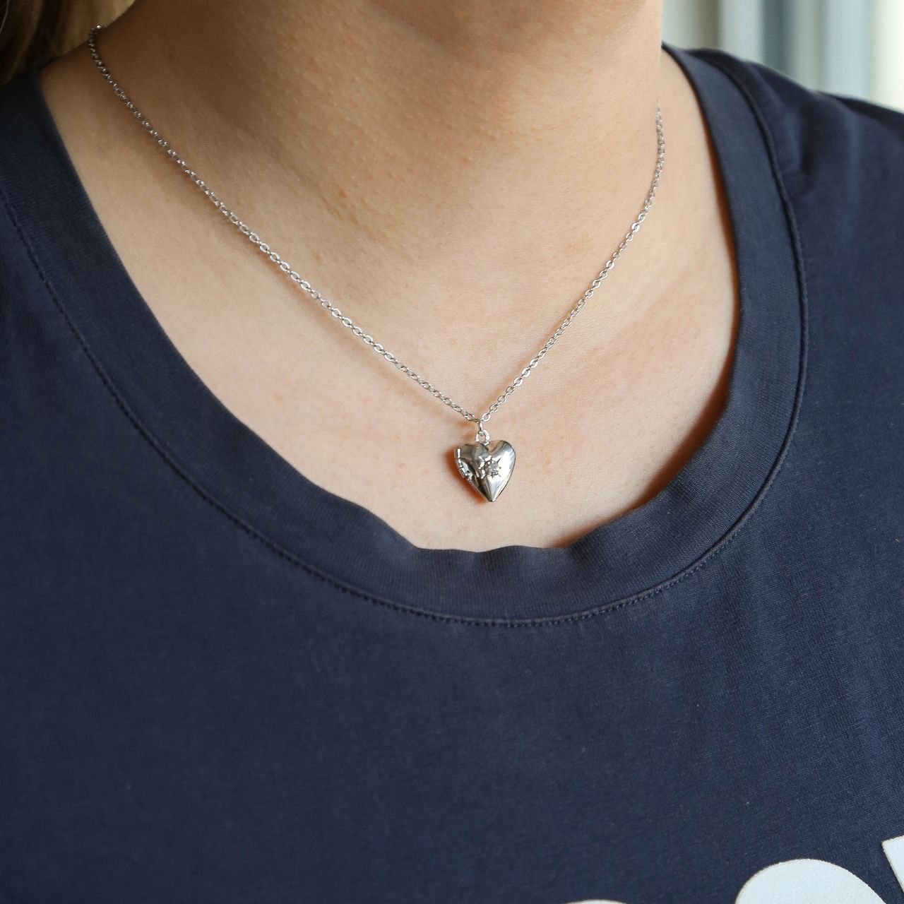 Zilverkleurige byoux ketting met hart medaillon