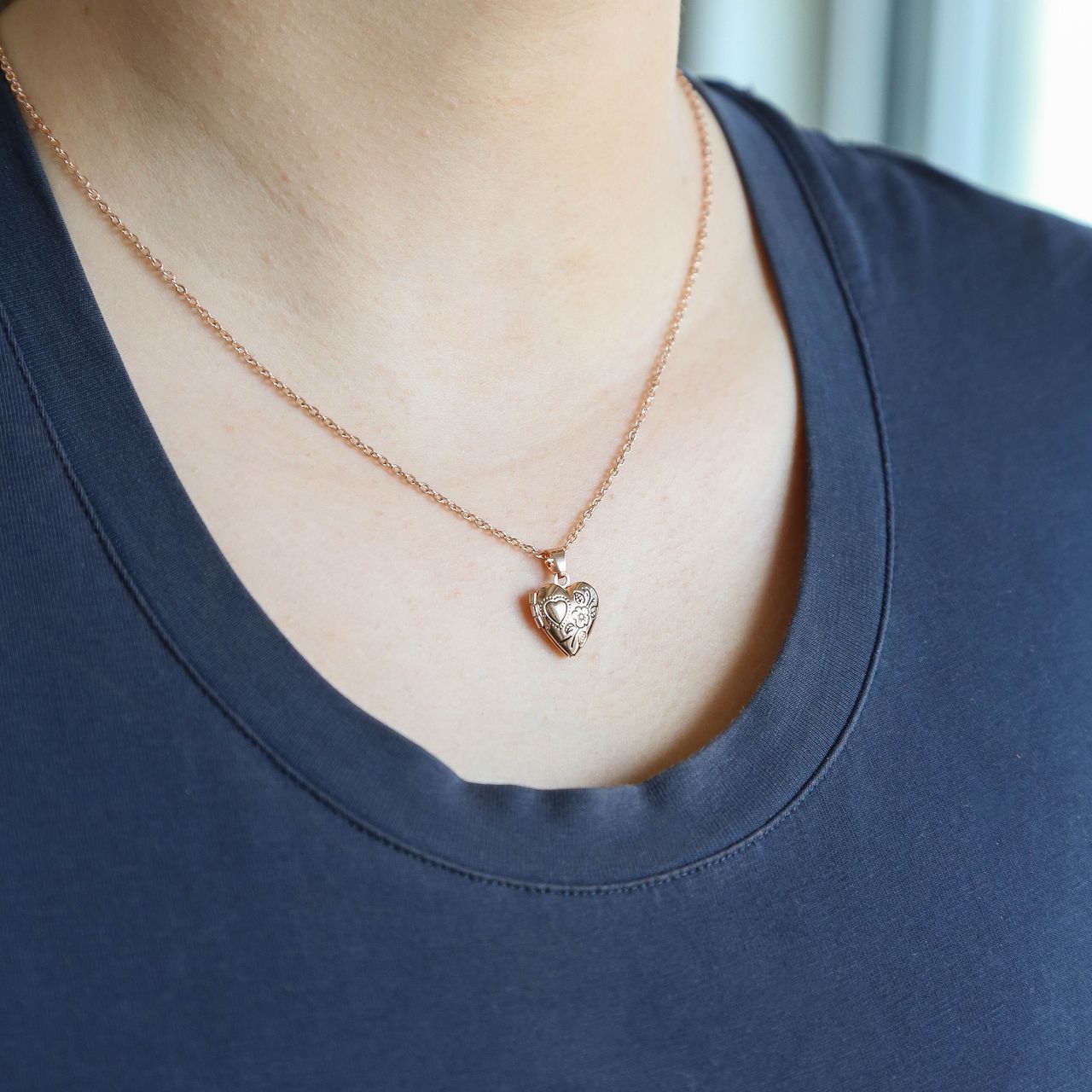 Goudkleurige byoux ketting met hart medaillon