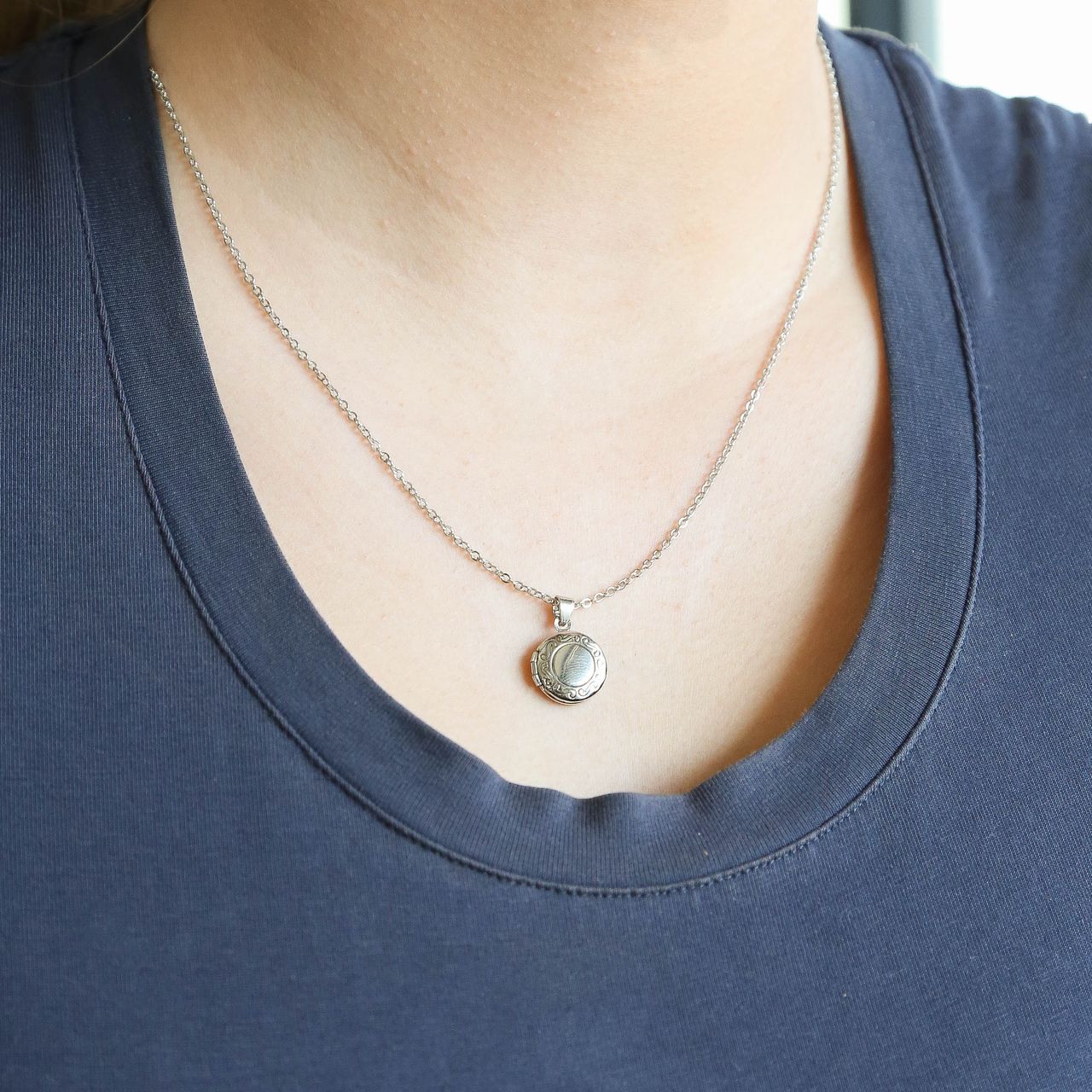 Zilverkleurige byoux ketting met ronde medaillon