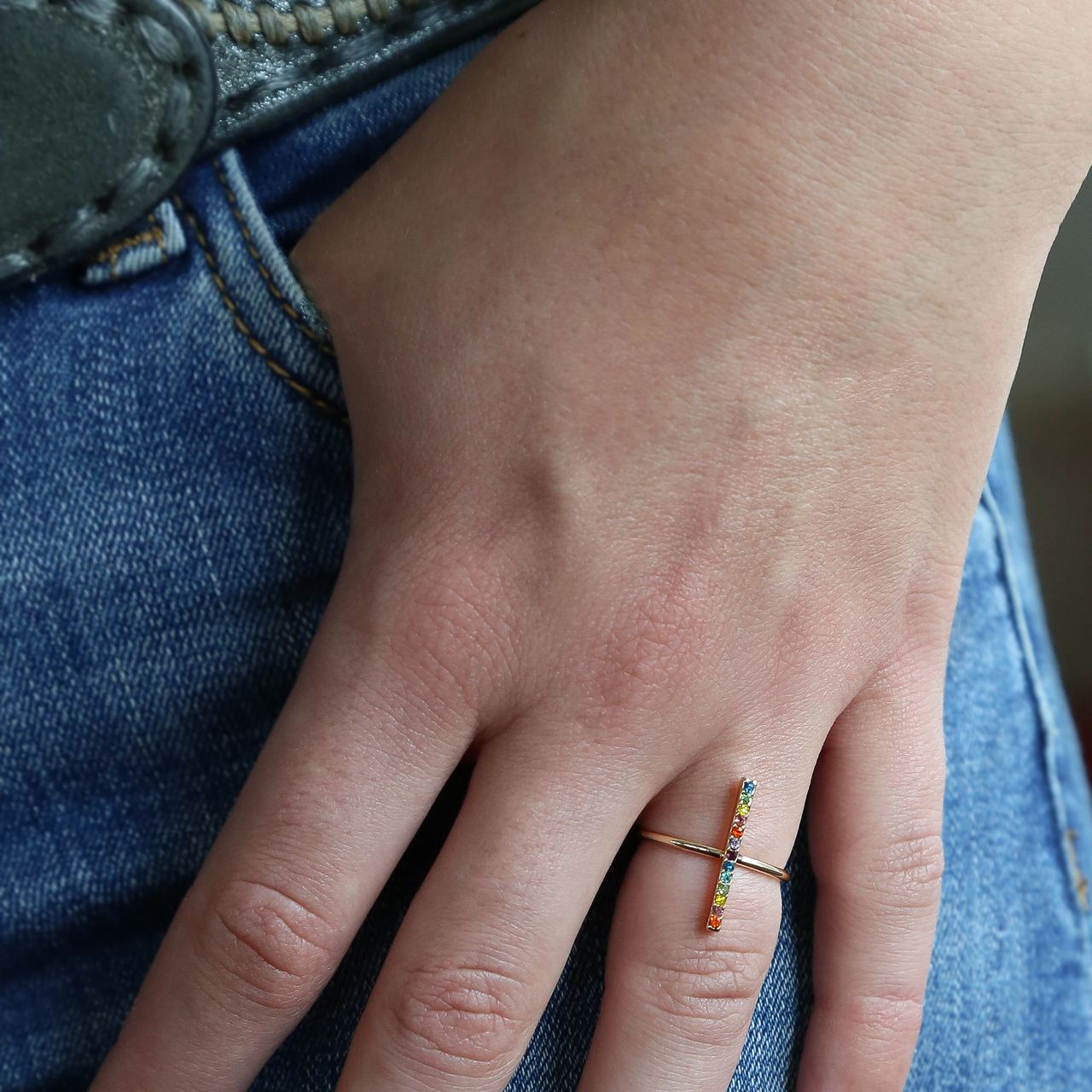 Goudkleurige byoux ring met gekleurde steentjes