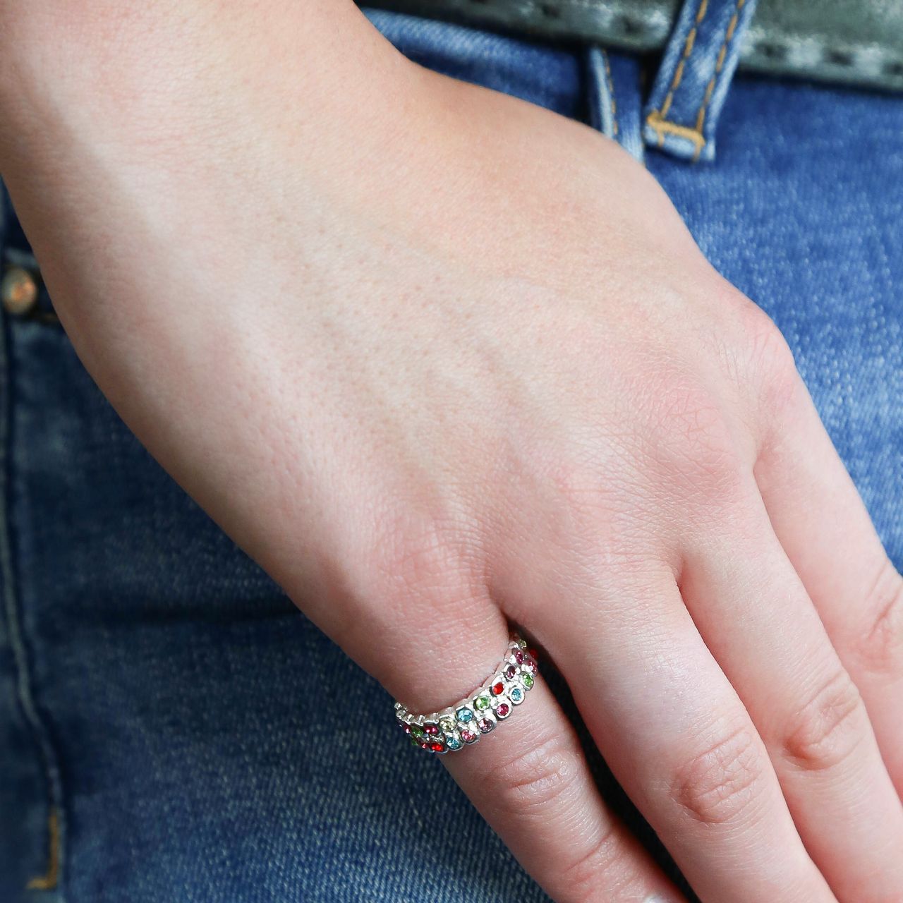 Zilverkleurige byoux ring met gekleurde steentjes