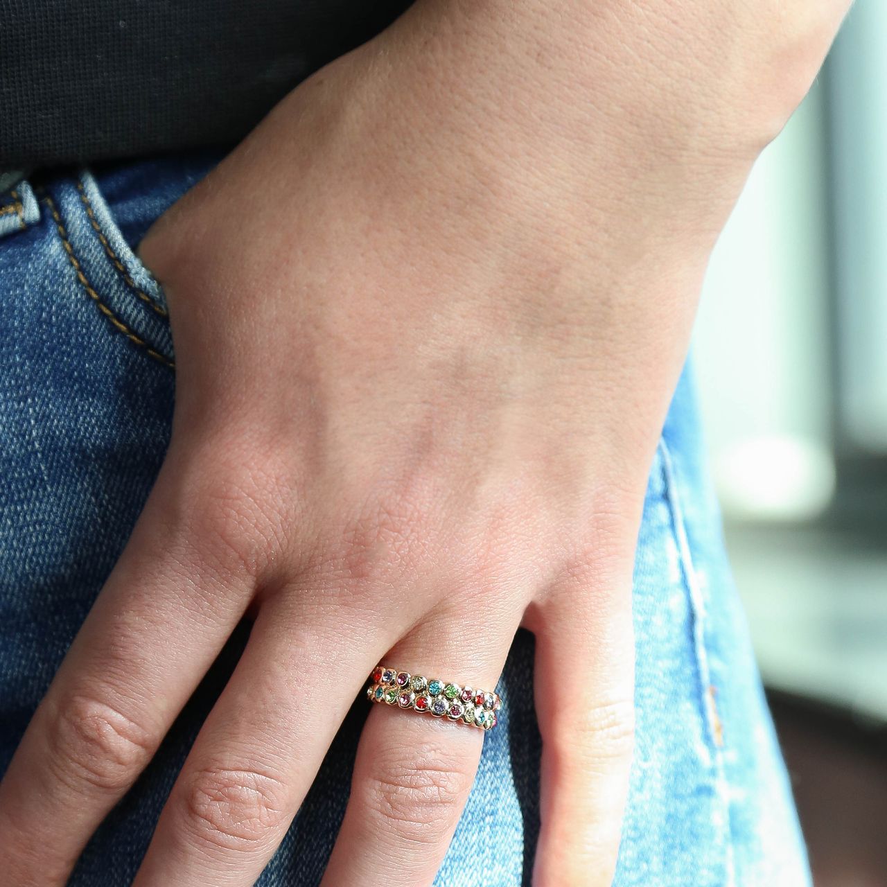 Goudkleurige byoux ring met gekleurde steentjes