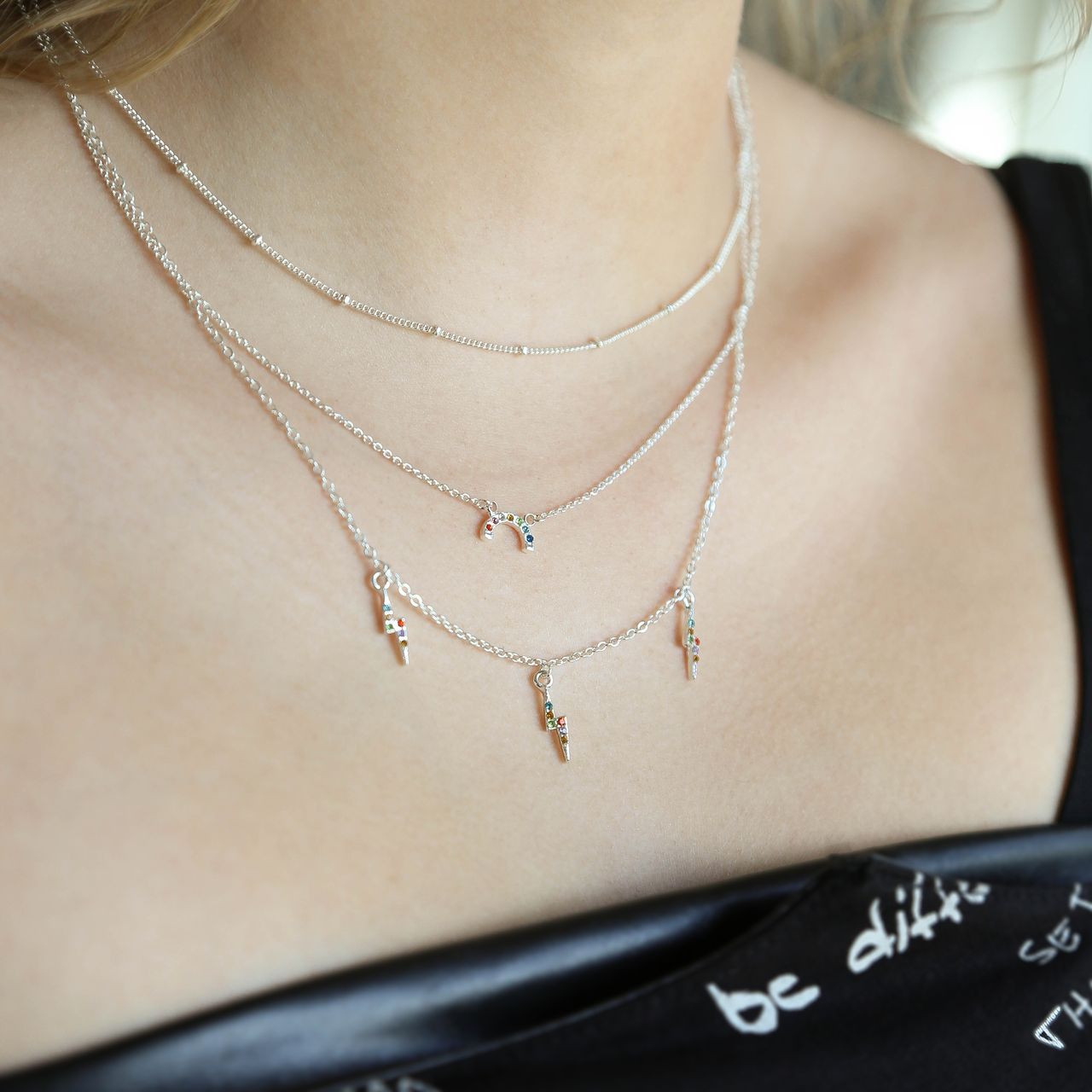 Zilverkleurige byoux layer ketting met kleurtjes