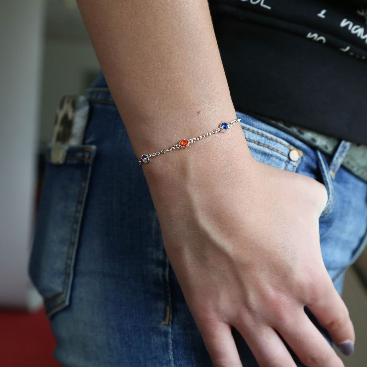 Zilverkleurige byoux armband met kleurtjes