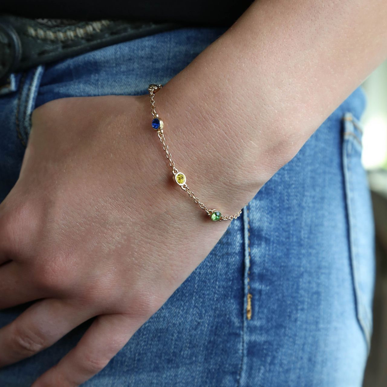 Goudkleurige byoux armband met kleurtjes