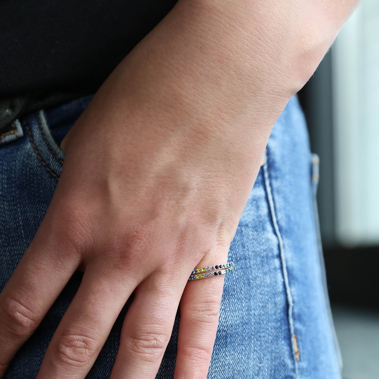 Zilverkleurige byoux ringen gekleurde steentjes