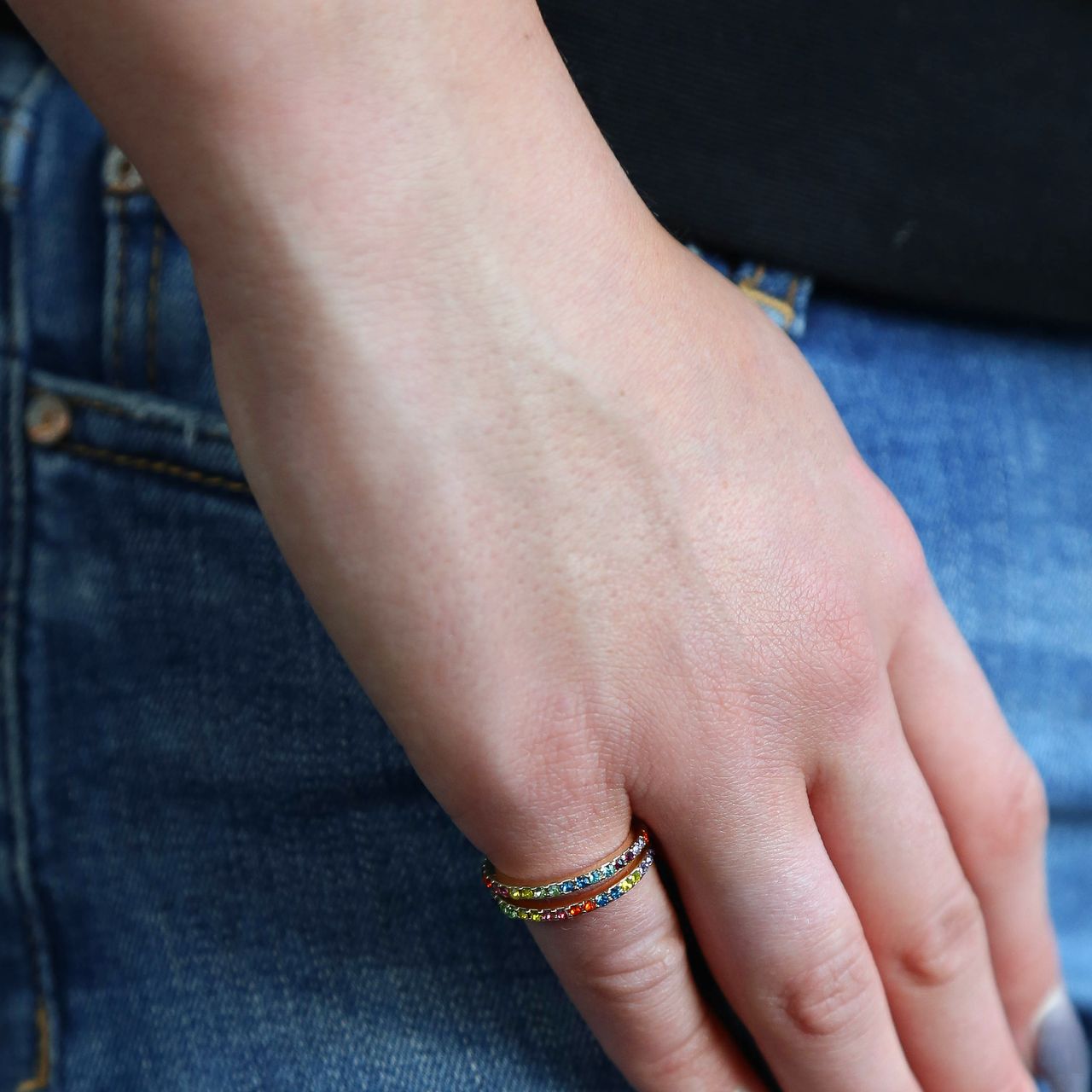 Goudkleurige byoux ringen gekleurde steentjes