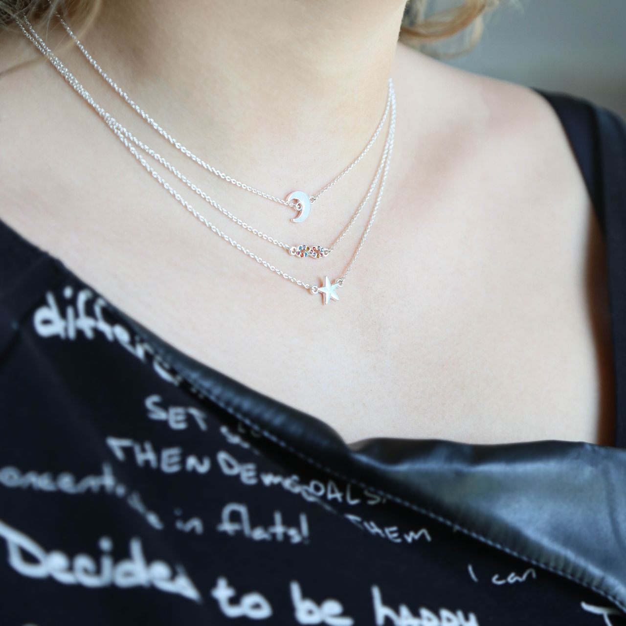 Zilverkleurige byoux layer ketting met kleurtjes