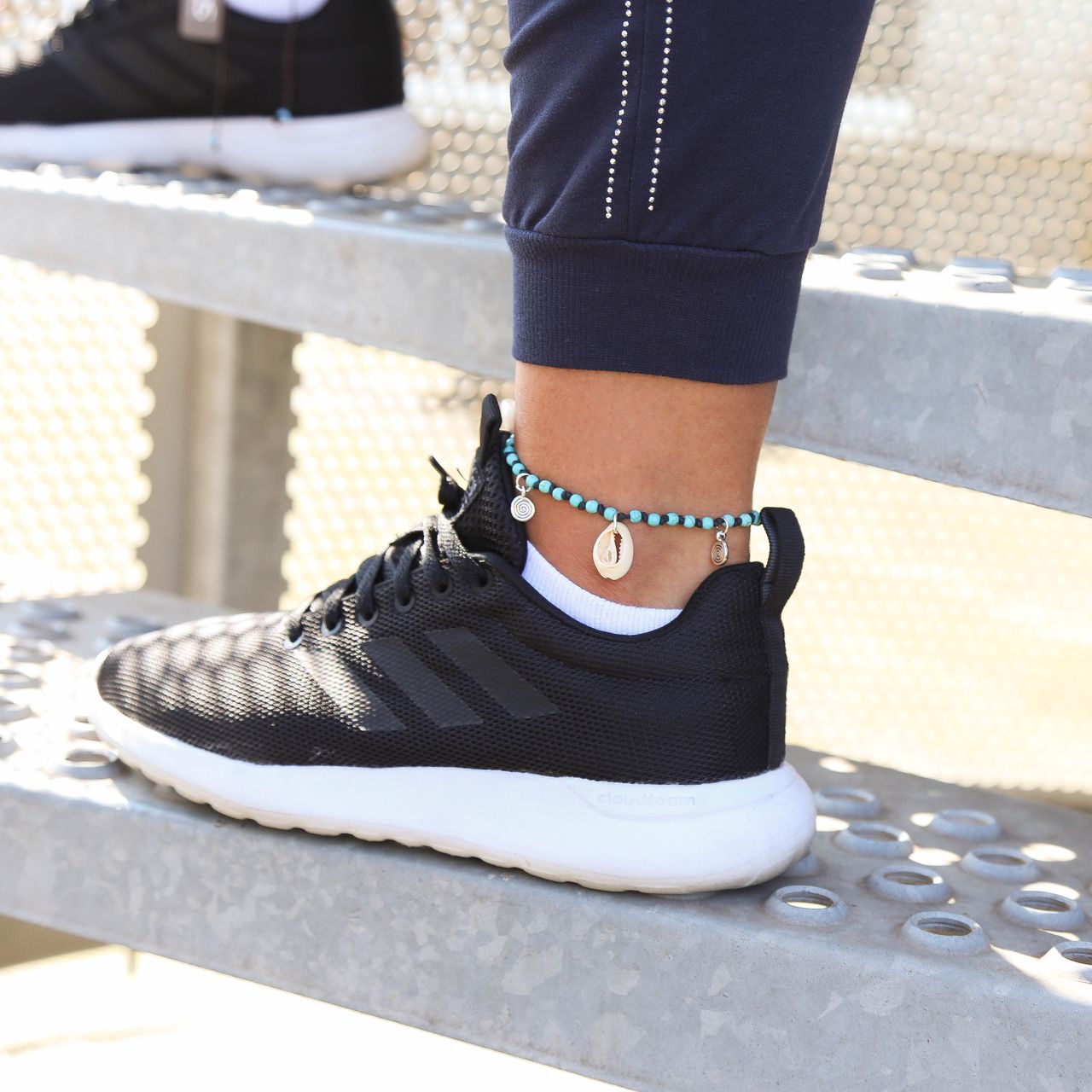 Zilverkleurige verstelbare enkelband met bedeltje