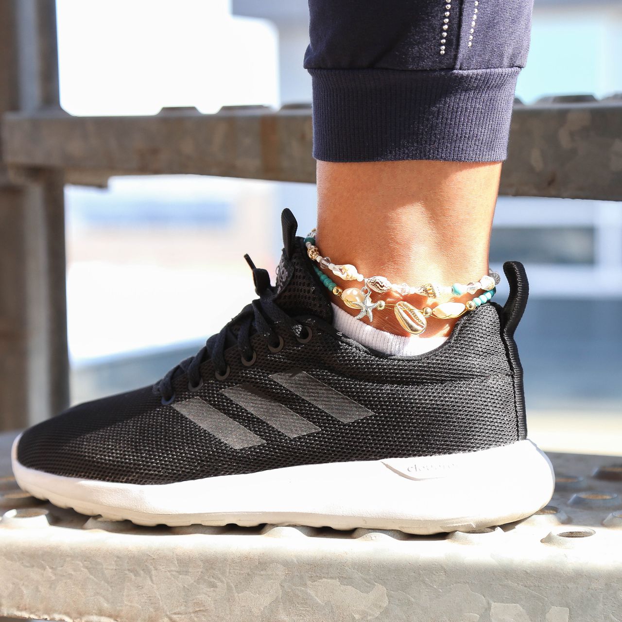 Zilverkleurige byoux enkelband met schelpen