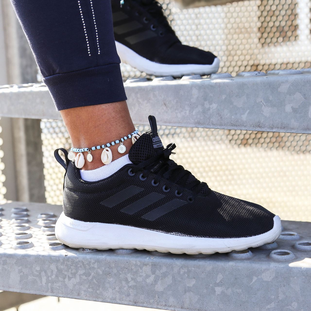 Zilverkleurige verstelbare enkelband met schelpen