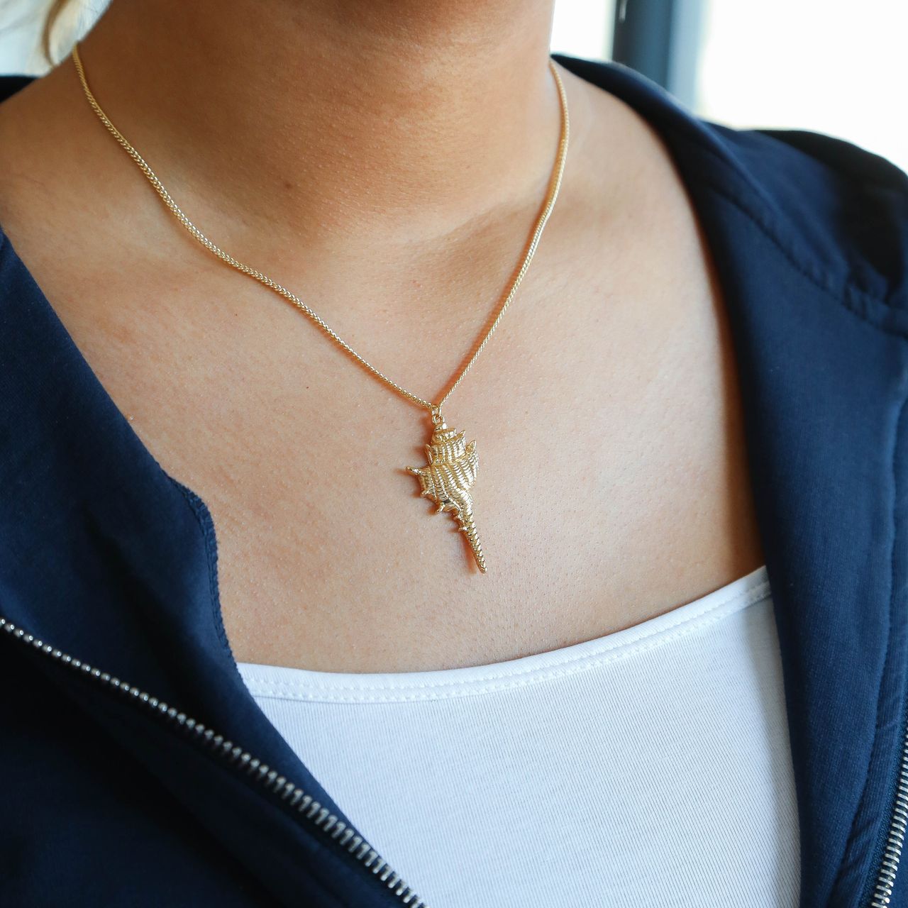 Goudkleurige byoux ketting met hanger schelp