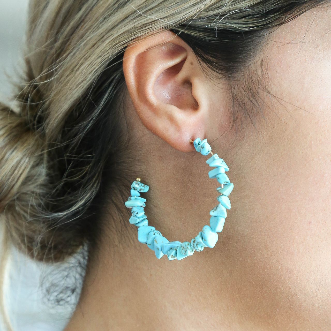 Goudkleurige byoux oorringen met blauwe stenen