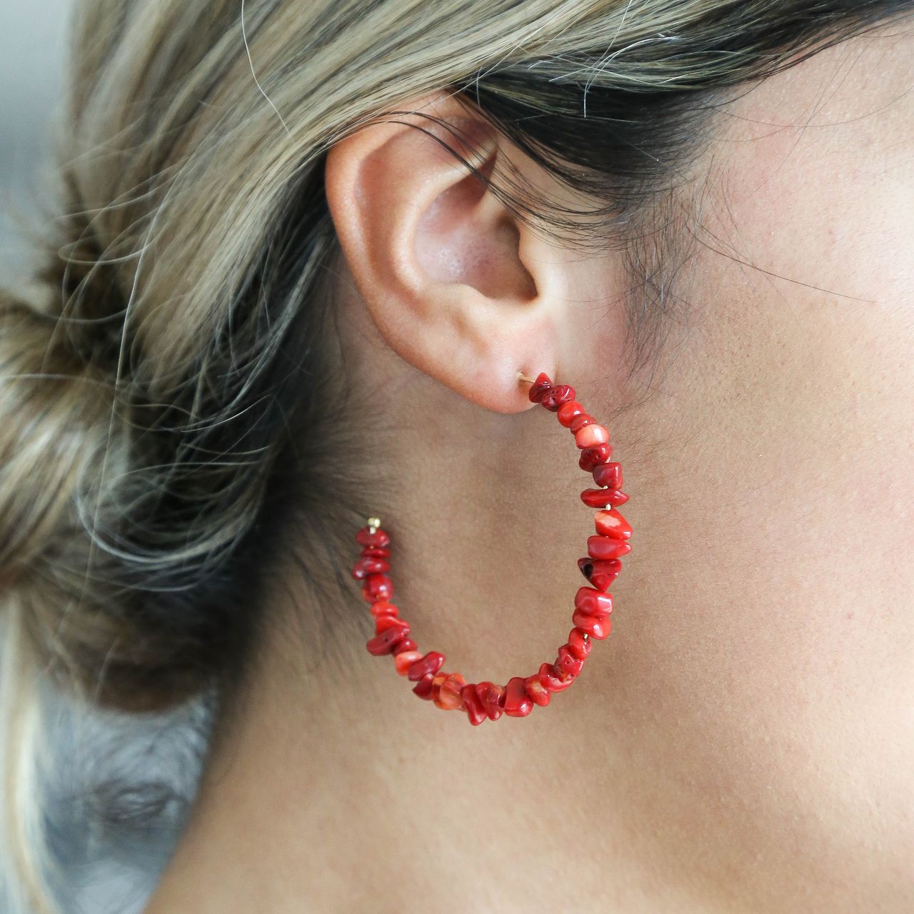 Goudkleurige byoux oorringen met rode stenen