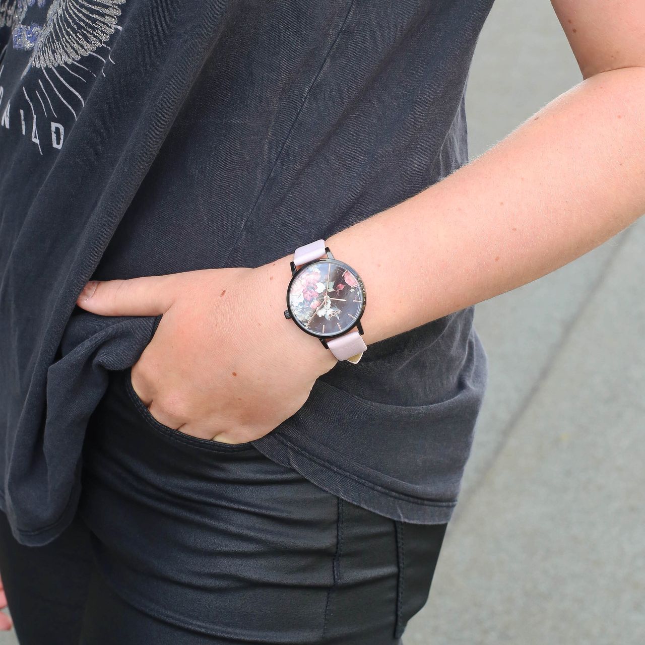 Regal Damen-Armbanduhr mit lilafarbenem Armband