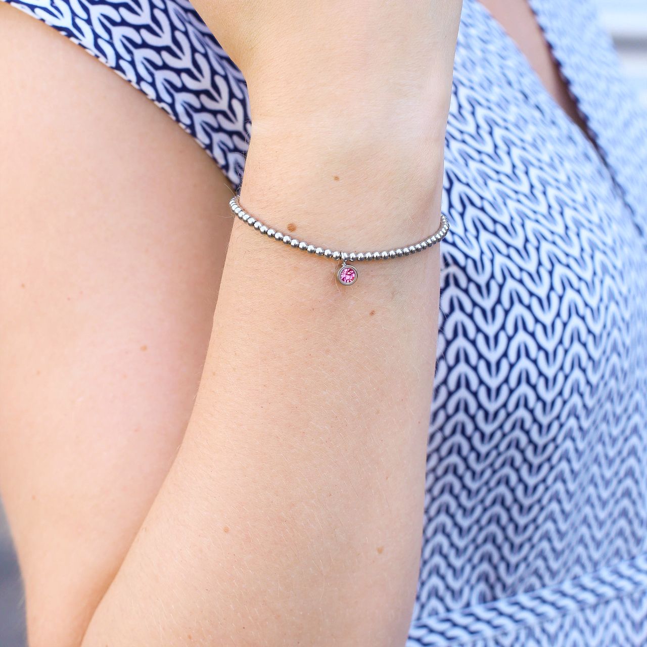 Gerecycleerd stainless steel armband bol/rond roze kristal