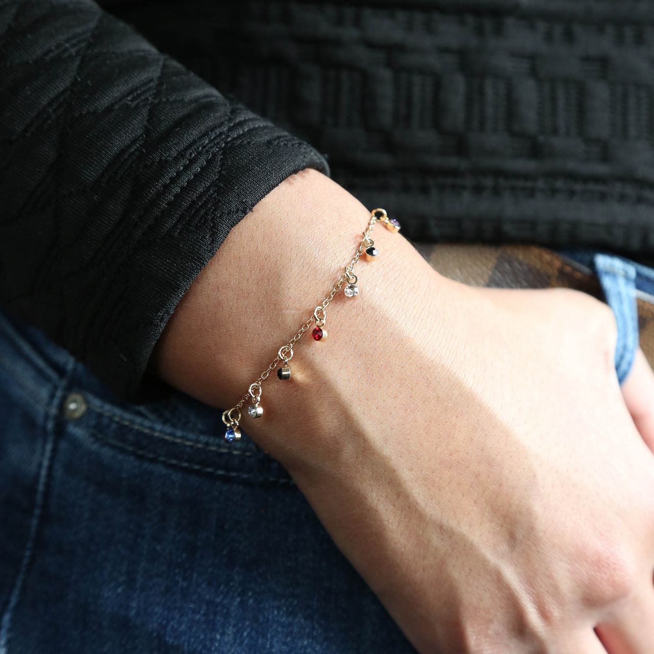 Goldfarbenes Byoux Armband mit bunten Steinchen