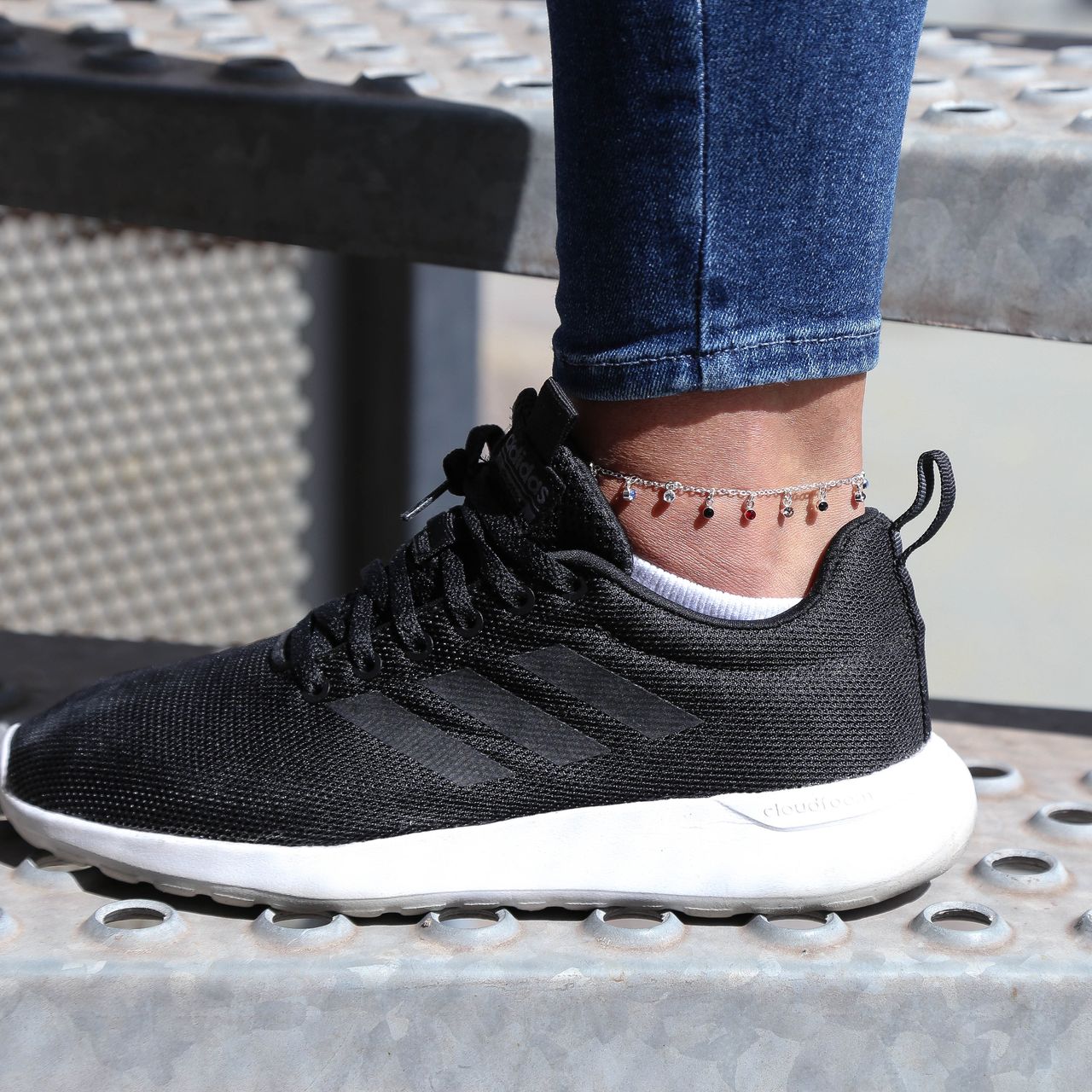 Zilverkleurige byoux enkelband met kleur steentjes