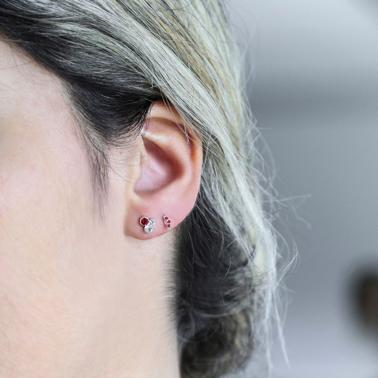 Zilverkleurig bijoux oorbellen met kleur steentjes