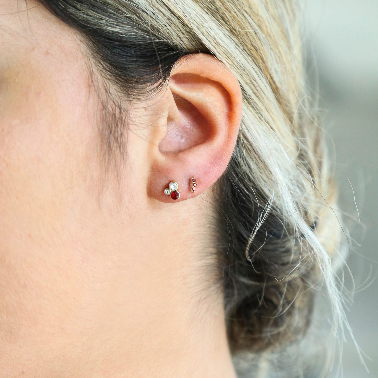 Bijoux goudkleurige oorbellen set met kleur steentjes voor dames