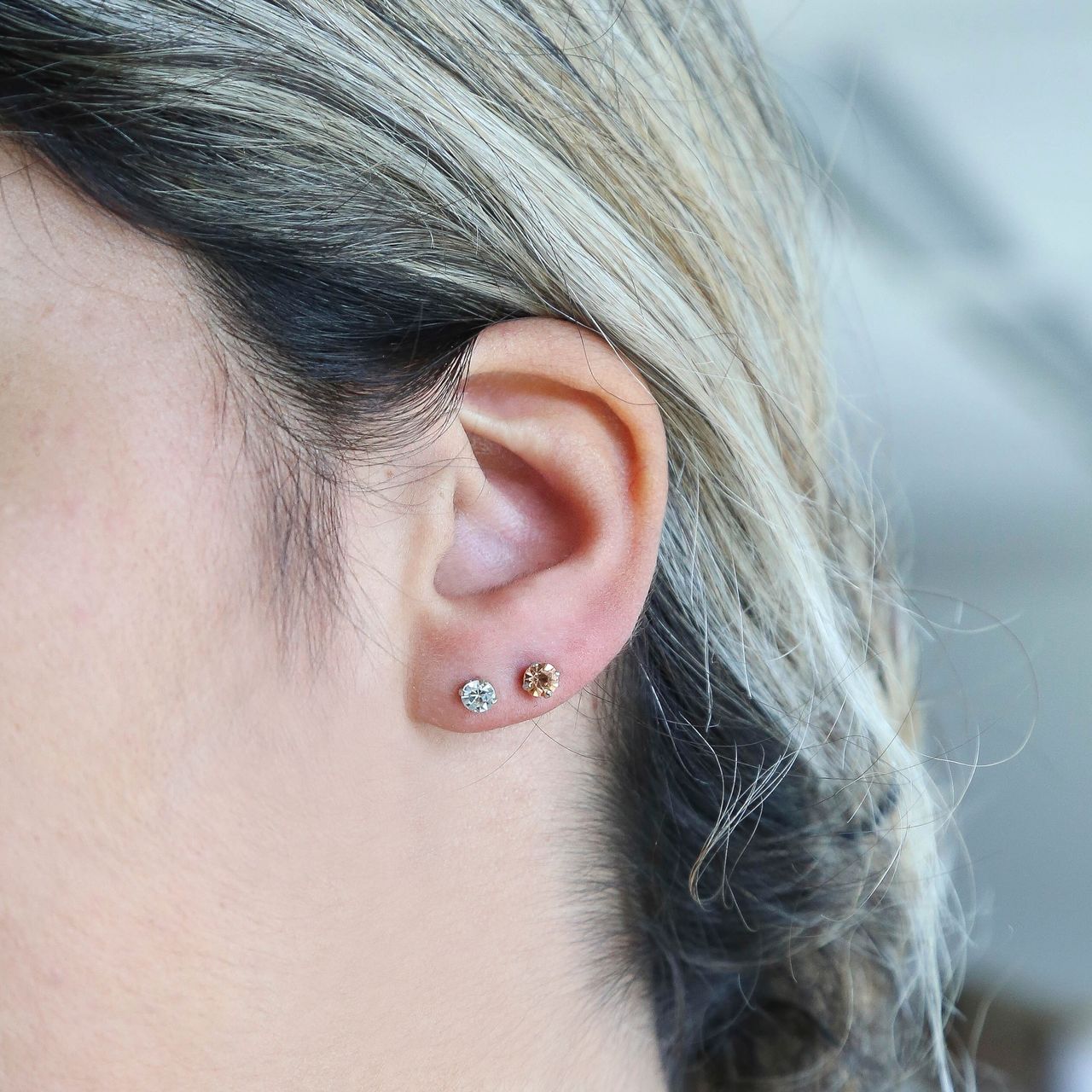 Zilverkleurige byoux oorbellen met kleur steentjes