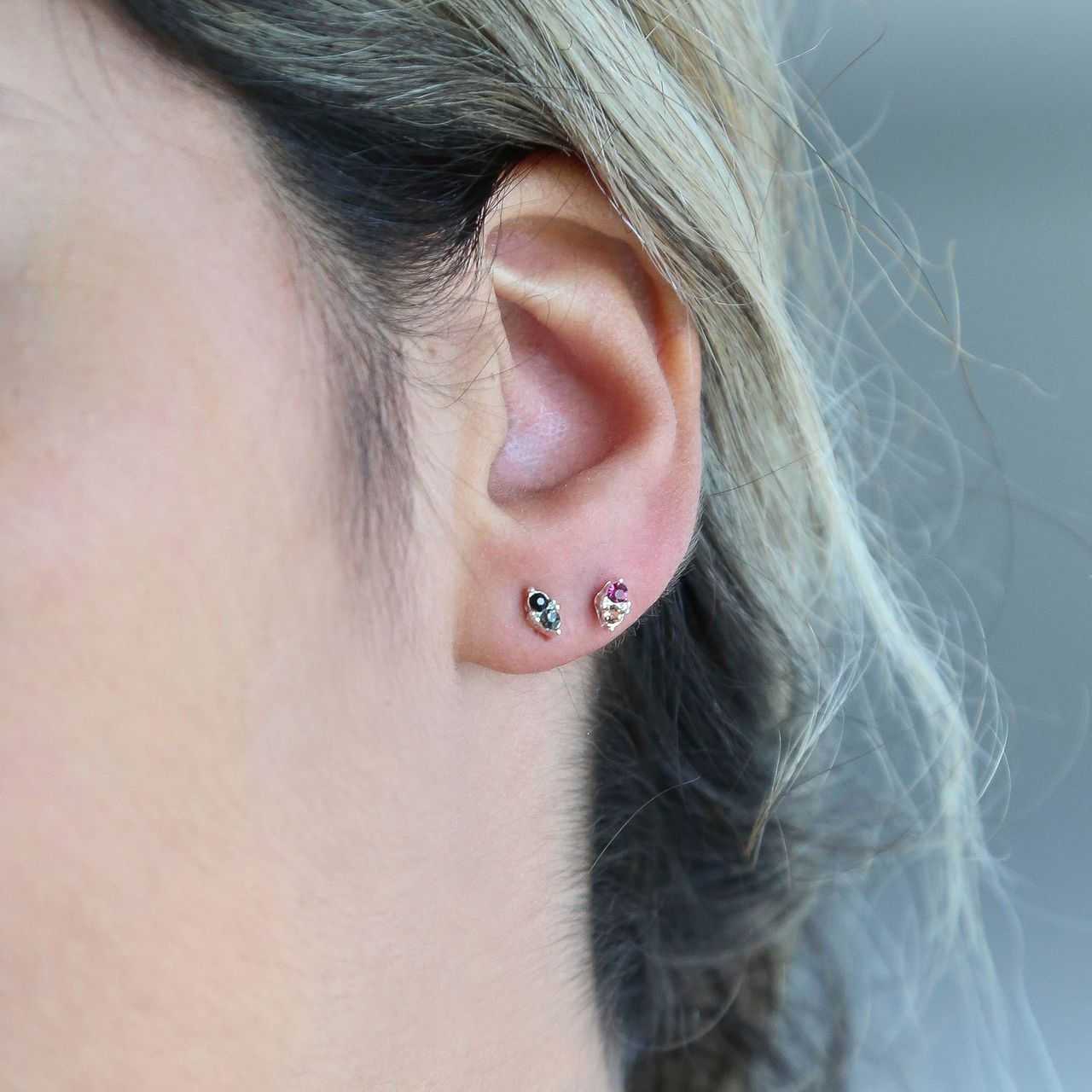 Goudkleurige bijoux oorbellen met kleur steentjes