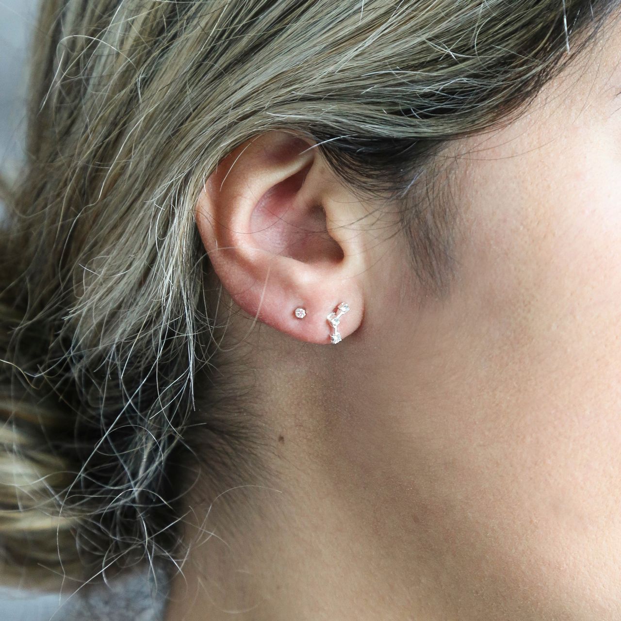 Zilverkleurige byoux oorbellen met kleur steentjes