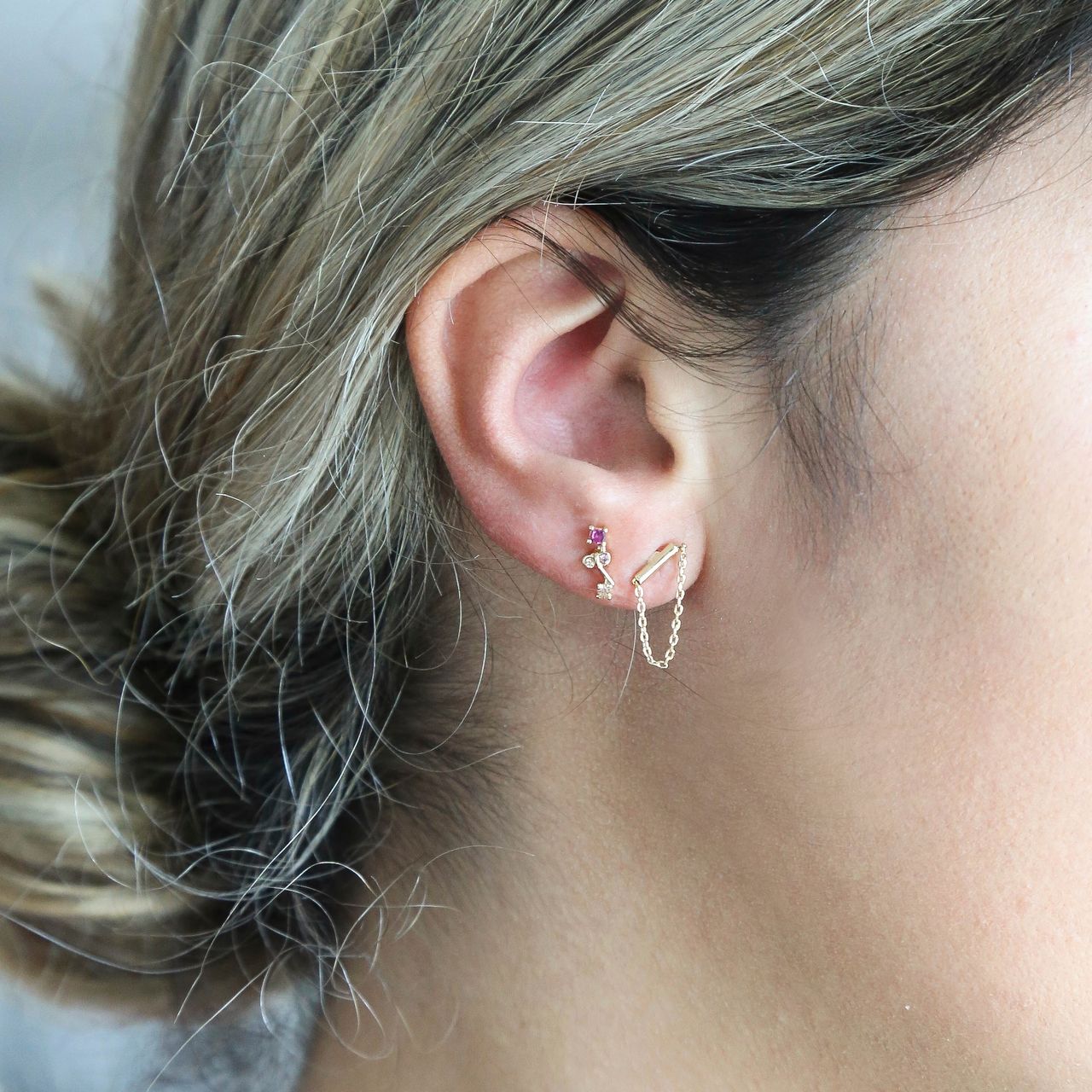 Goudkleurige bijoux oorbellen met kleur steentjes