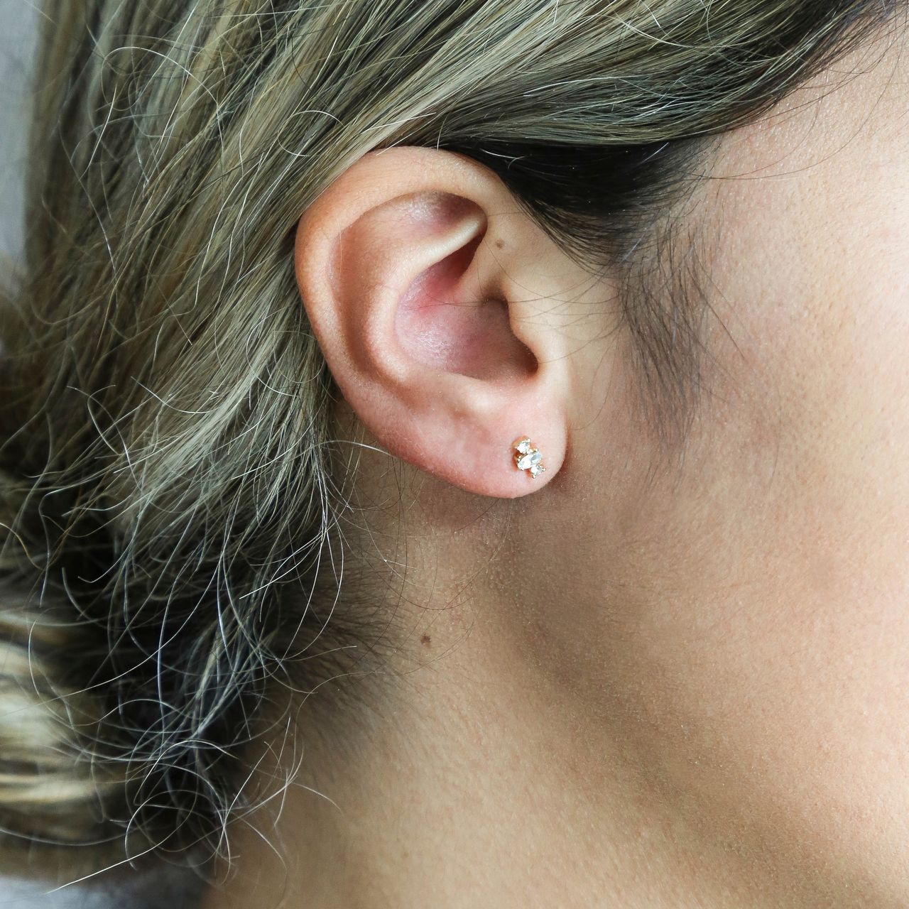 Goudkleurige bijoux oorbellen met kleur steentjes