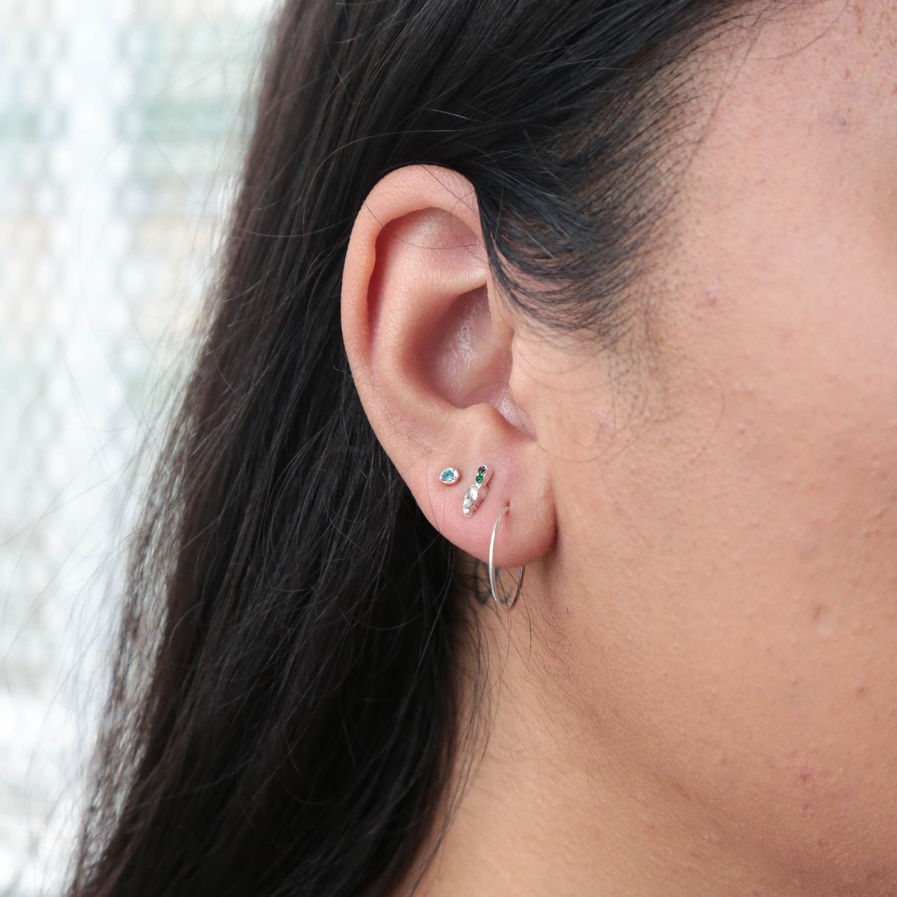 Zilverkleurige bijoux oorbellen met kleur steentje