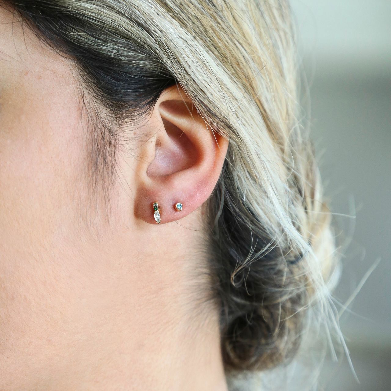 Goudkleurige bijoux oorbellen met kleur steentjes