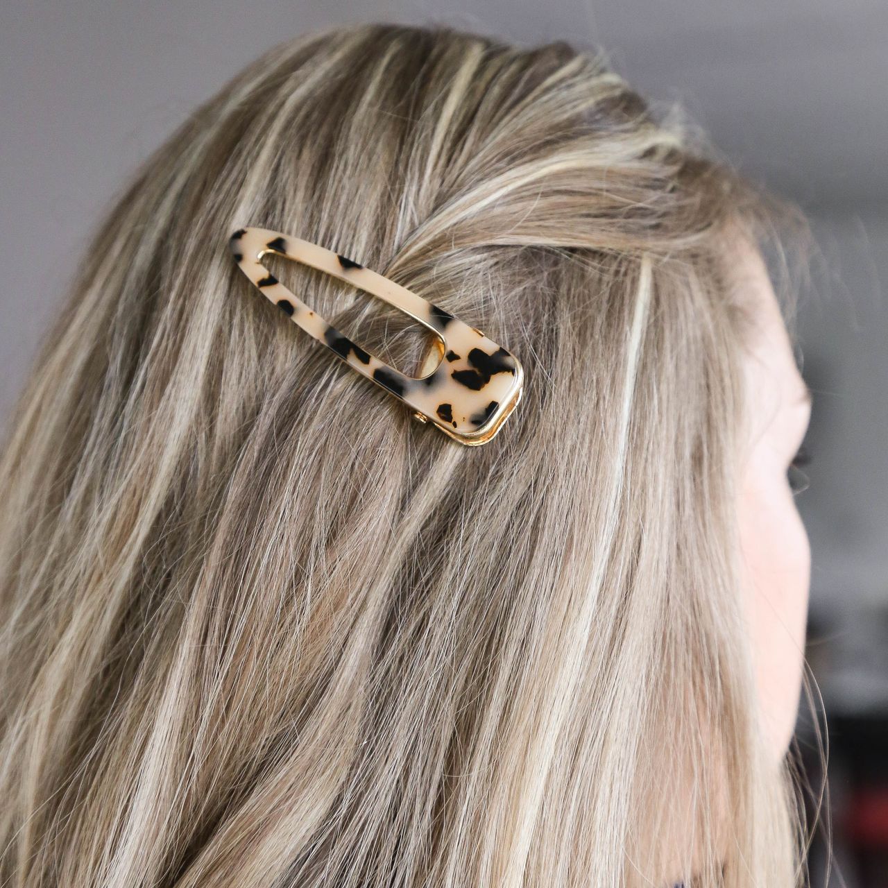 Haarclip met dierenprint beige
