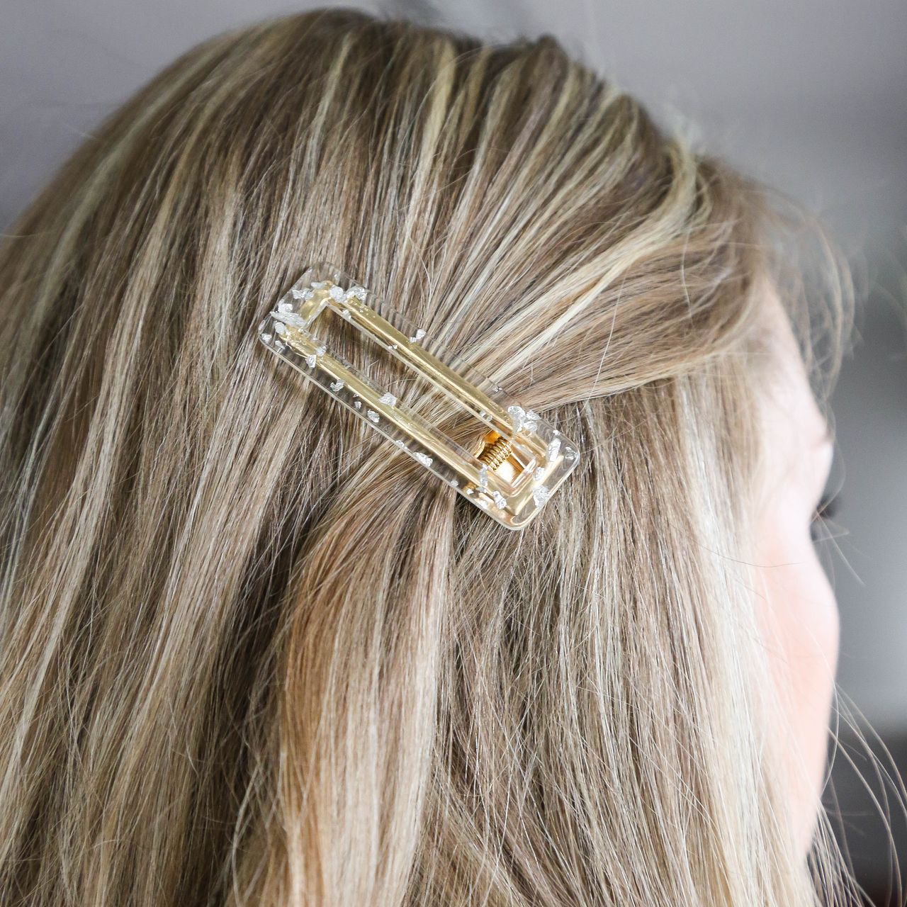Doorzichtige haarclip met zilverkleurige elementen
