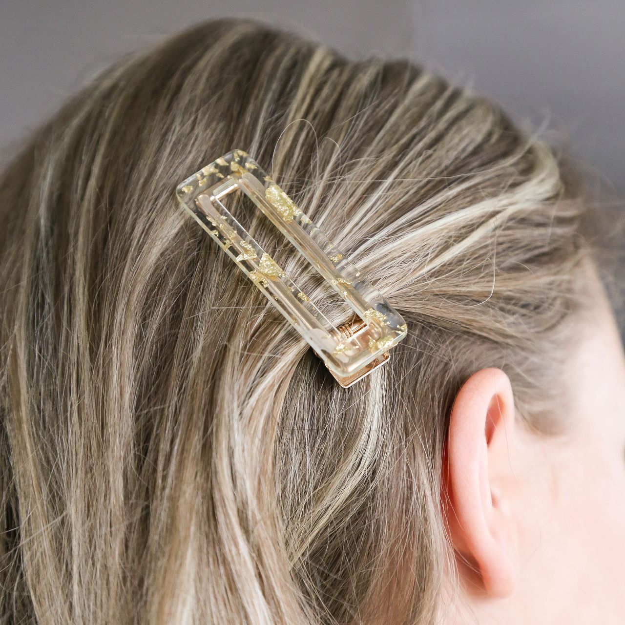 Doorzichtige haarclip met  goudkleurige elementen