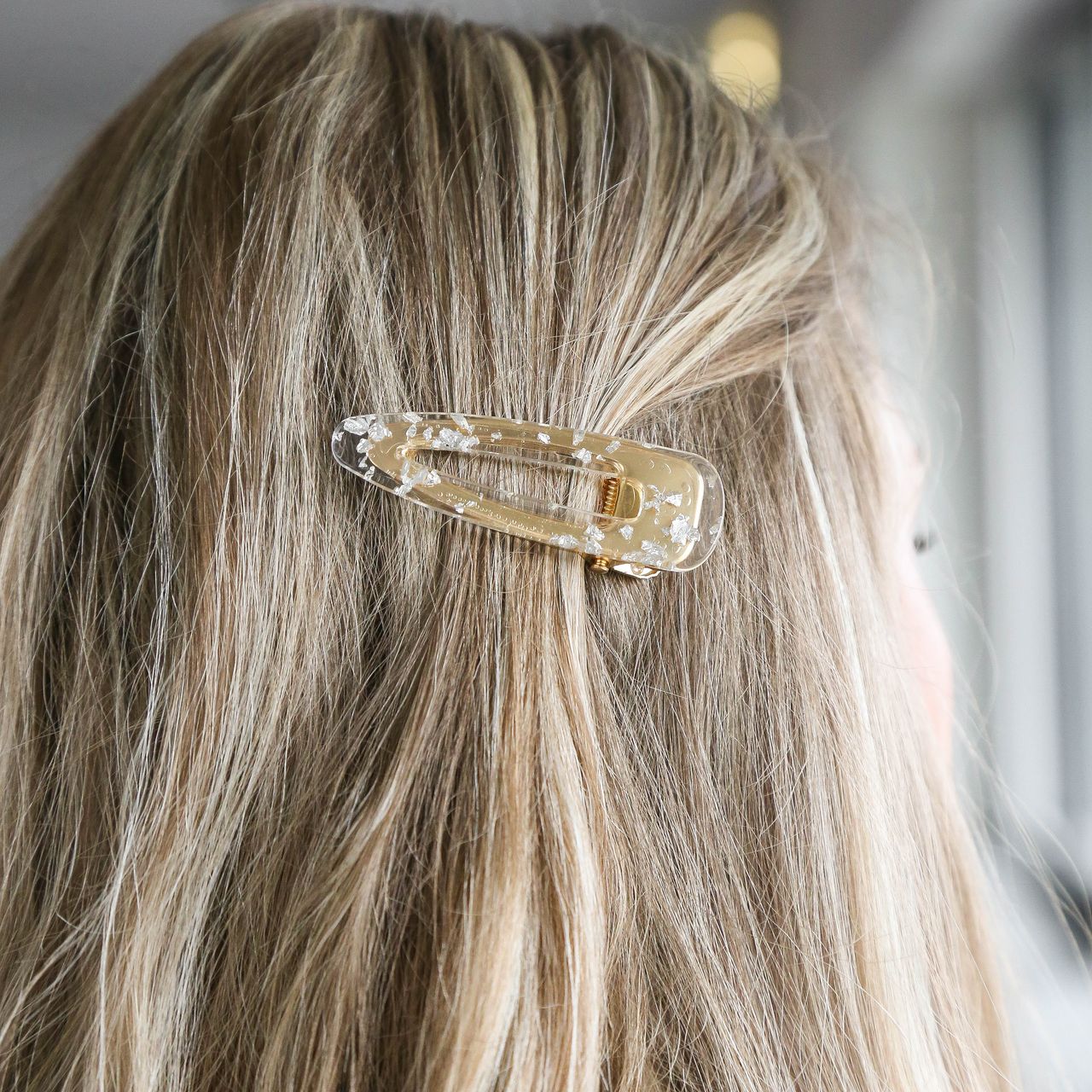 Doorzichtige haarclip met zilverkleurige elementen