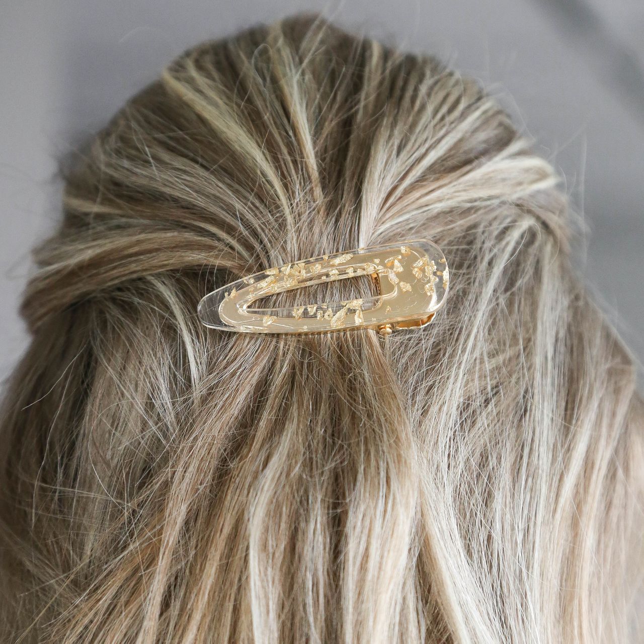 Doorzichtige haarclip met goudkleurige elementen