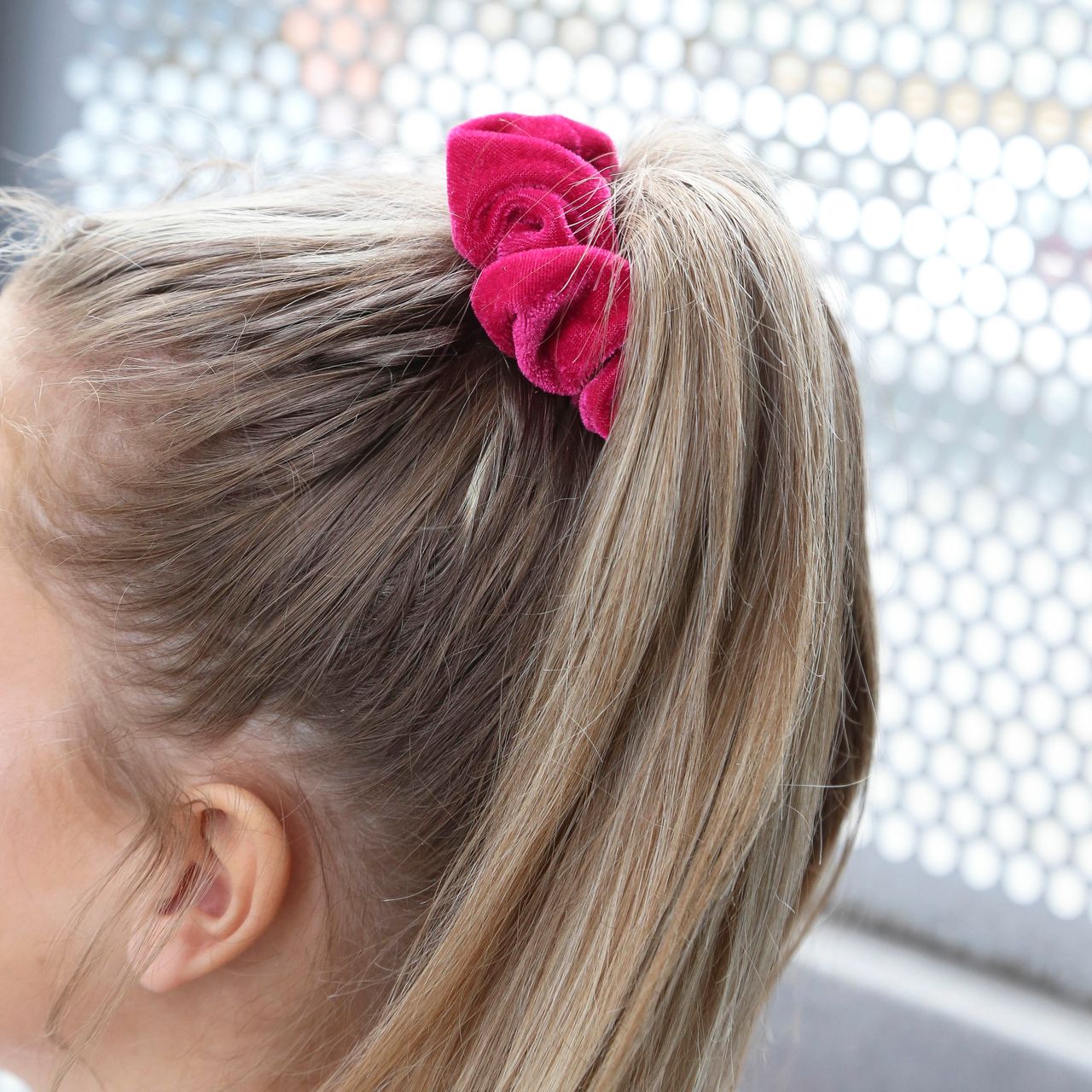 Donkerroze velvet scrunchie