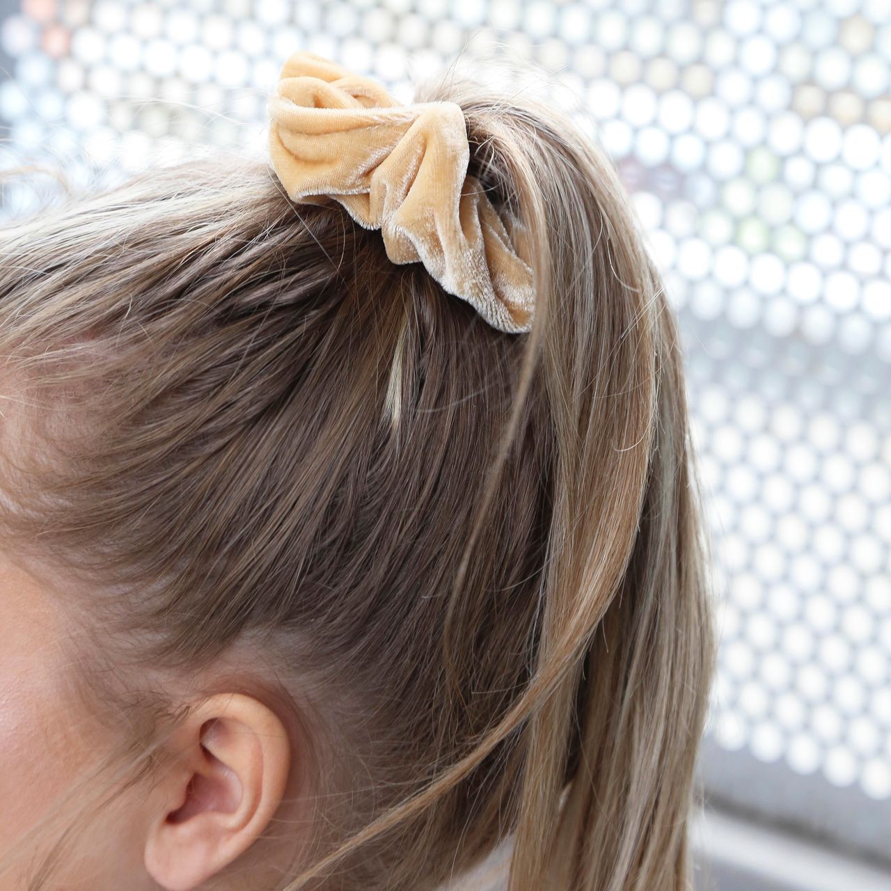 Gele velvet scrunchie