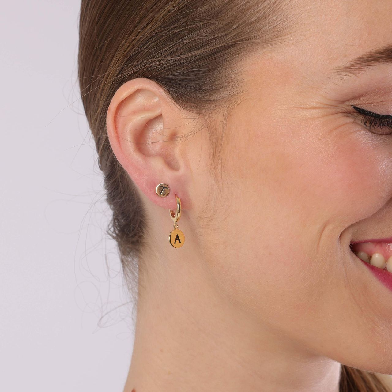Zilveren goldplated oorknoppen met letter voor dames