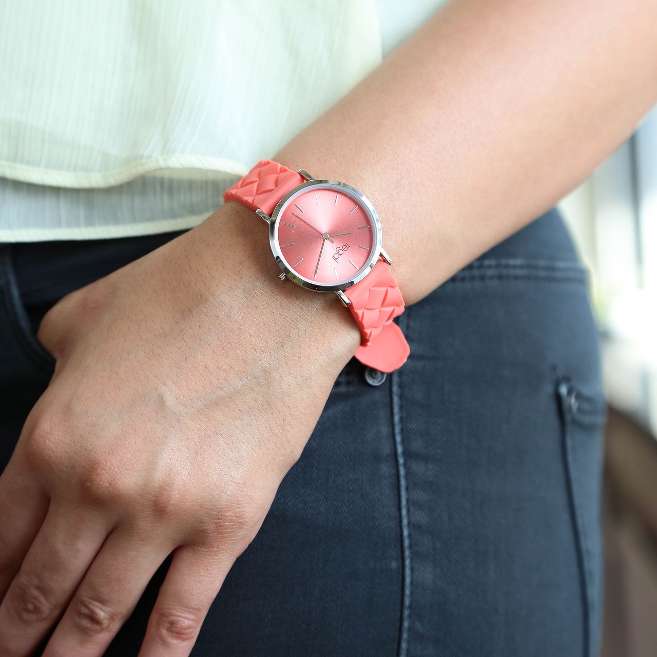 Regal horloge met koraal kleurige rubberen band