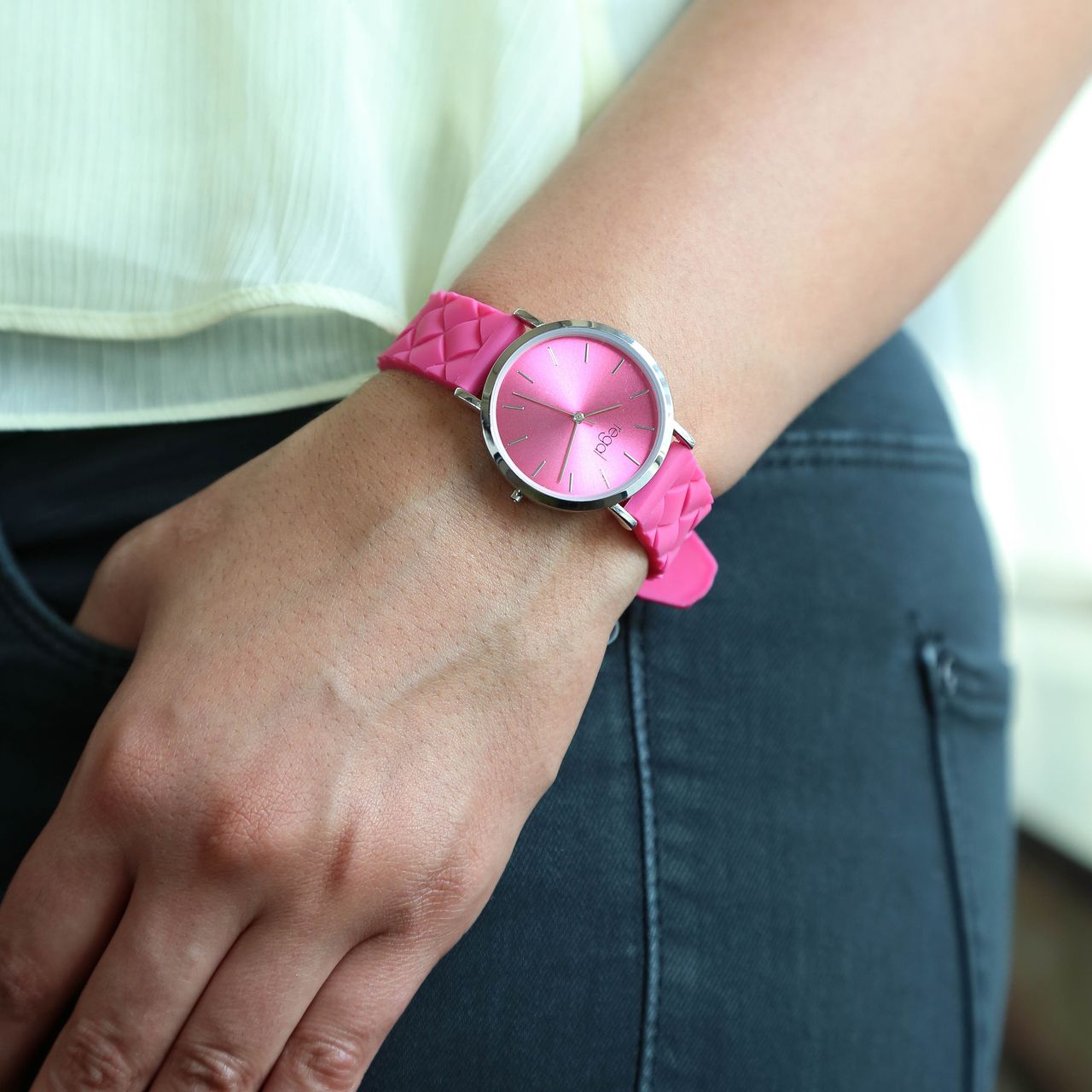 Regal horloge met een roze rubberen band